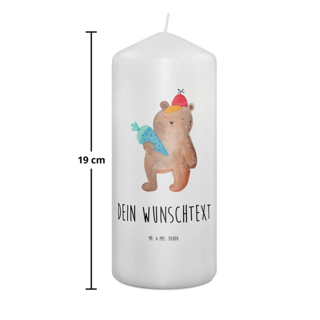 Personalizowana świeca Niedźwiedź Torebka szkolna Adventskerze Mit Wunschname, Trauerkerze Mit Namen, Tischkerze Mit Namensdruck, Kommunionkerze Mit Namen, Laternenkerze Mit Namensdruck, Gartenkerze Mit Namen, Blockkerze Mit Namensdruck, Kerzen-Set Mit Namensgravur, Handgemachte Kerze Mit Wunschname, Votivkerze Mit Wunschname, Andachtskerze Mit Namensgravur, Kerze Mit Prägung Und Wunschname, Kerze Mit Namen, Weihnachtskerze Mit Namensgravur, Kerze Mit Spruch Und Namen, Outdoor-Kerze Mit Namensgravur, Streukerze Mit Namensdruck, Firmungskerze Mit Wunschname, Duftkerze Mit Namen, Personalisierte Kerze, Gedenkkerze Mit Namen, Teelicht Mit Namensdruck, Kerze Für Hochzeit Mit Namensgravur, Metall-Kerze Mit Namensgravur, Stearinkerze Mit Gravur, Kerze Für Geburtstag Mit Wunschname, Glas-Kerze Mit Wunschname, Sojawachskerze Mit Namensdruck, Taufekerze Mit Namensgravur, Bio-Kerze Mit Wunschname, Stabkerze Mit Gravur, Bienenwachskerze Mit Wunschname, Holz-Kerze Mit Namen, Tafelkerze Mit Wunschname, Osterkerze Mit Namen, Gastgeschenk Kerze Mit Namen, LED-Kerze Mit Wunschname, Handgegossene Kerze Mit Namen, Fair-Trade-Kerze Mit Namensgravur, Grabkerze Mit Namensgravur, Schwimmkerze Mit Namen, Stumpenkerze Mit Namensgravur, Teddy, Bär, Teddybär, Bär Motiv, Grundschule, Schulbeginn, Schultüte, Einschulung Geschenk, Schulanfang, Schule Geschenk, Erster Schultag Geschenk