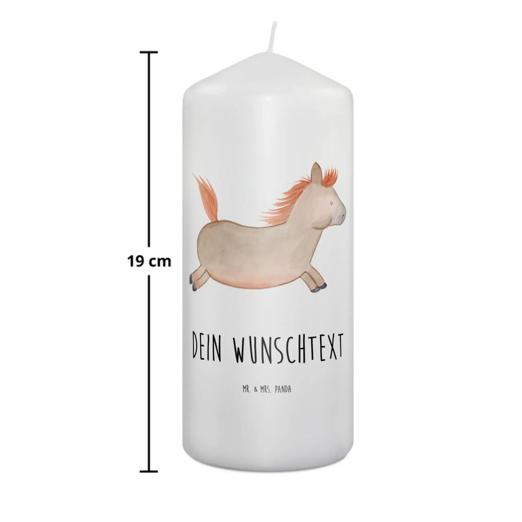 Personalisierte Kerze Pferd springt Stearinkerze Mit Gravur, Firmungskerze Mit Wunschname, Taufekerze Mit Namensgravur, Stumpenkerze Mit Namensgravur, Duftkerze Mit Namen, Grabkerze Mit Namensgravur, Blockkerze Mit Namensdruck, Fair-Trade-Kerze Mit Namensgravur, Weihnachtskerze Mit Namensgravur, Kerze Mit Prägung Und Wunschname, Tafelkerze Mit Wunschname, Osterkerze Mit Namen, Tischkerze Mit Namensdruck, Gedenkkerze Mit Namen, Kerze Für Hochzeit Mit Namensgravur, Outdoor-Kerze Mit Namensgravur, Kerzen-Set Mit Namensgravur, Gastgeschenk Kerze Mit Namen, Andachtskerze Mit Namensgravur, Stabkerze Mit Gravur, Kommunionkerze Mit Namen, Adventskerze Mit Wunschname, Handgegossene Kerze Mit Namen, Teelicht Mit Namensdruck, Handgemachte Kerze Mit Wunschname, Bio-Kerze Mit Wunschname, Bienenwachskerze Mit Wunschname, Votivkerze Mit Wunschname, Kerze Mit Namen, Sojawachskerze Mit Namensdruck, Trauerkerze Mit Namen, LED-Kerze Mit Wunschname, Laternenkerze Mit Namensdruck, Kerze Für Geburtstag Mit Wunschname, Gartenkerze Mit Namen, Holz-Kerze Mit Namen, Kerze Mit Spruch Und Namen, Schwimmkerze Mit Namen, Streukerze Mit Namensdruck, Personalisierte Kerze, Glas-Kerze Mit Wunschname, Metall-Kerze Mit Namensgravur, Bauernhof, Hoftiere, Landwirt, Landwirtin, Pferdebesitzer, Pony, Stall, Ausreiten, Reiten, Pferdestall, Pferde, Pferd