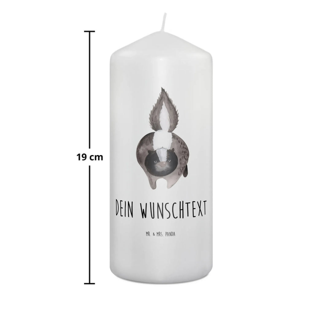 Personalisierte Kerze Stinktier Angriff Gastgeschenk Kerze Mit Namen, Gedenkkerze Mit Namen, Laternenkerze Mit Namensdruck, Gartenkerze Mit Namen, Fair-Trade-Kerze Mit Namensgravur, Glas-Kerze Mit Wunschname, Votivkerze Mit Wunschname, Taufekerze Mit Namensgravur, Kerzen-Set Mit Namensgravur, Trauerkerze Mit Namen, Personalisierte Kerze, Stumpenkerze Mit Namensgravur, Kerze Für Hochzeit Mit Namensgravur, Grabkerze Mit Namensgravur, Blockkerze Mit Namensdruck, Kerze Mit Namen, Bio-Kerze Mit Wunschname, Weihnachtskerze Mit Namensgravur, Duftkerze Mit Namen, Stabkerze Mit Gravur, Holz-Kerze Mit Namen, Kerze Mit Spruch Und Namen, Kerze Mit Prägung Und Wunschname, Tafelkerze Mit Wunschname, Sojawachskerze Mit Namensdruck, Schwimmkerze Mit Namen, Andachtskerze Mit Namensgravur, Metall-Kerze Mit Namensgravur, LED-Kerze Mit Wunschname, Handgegossene Kerze Mit Namen, Kommunionkerze Mit Namen, Adventskerze Mit Wunschname, Handgemachte Kerze Mit Wunschname, Stearinkerze Mit Gravur, Outdoor-Kerze Mit Namensgravur, Streukerze Mit Namensdruck, Firmungskerze Mit Wunschname, Kerze Für Geburtstag Mit Wunschname, Osterkerze Mit Namen, Teelicht Mit Namensdruck, Bienenwachskerze Mit Wunschname, Tischkerze Mit Namensdruck, Stinktier, Skunk, Stinker, Drohung, Raubtier, Stinki, Wildtier, wütend