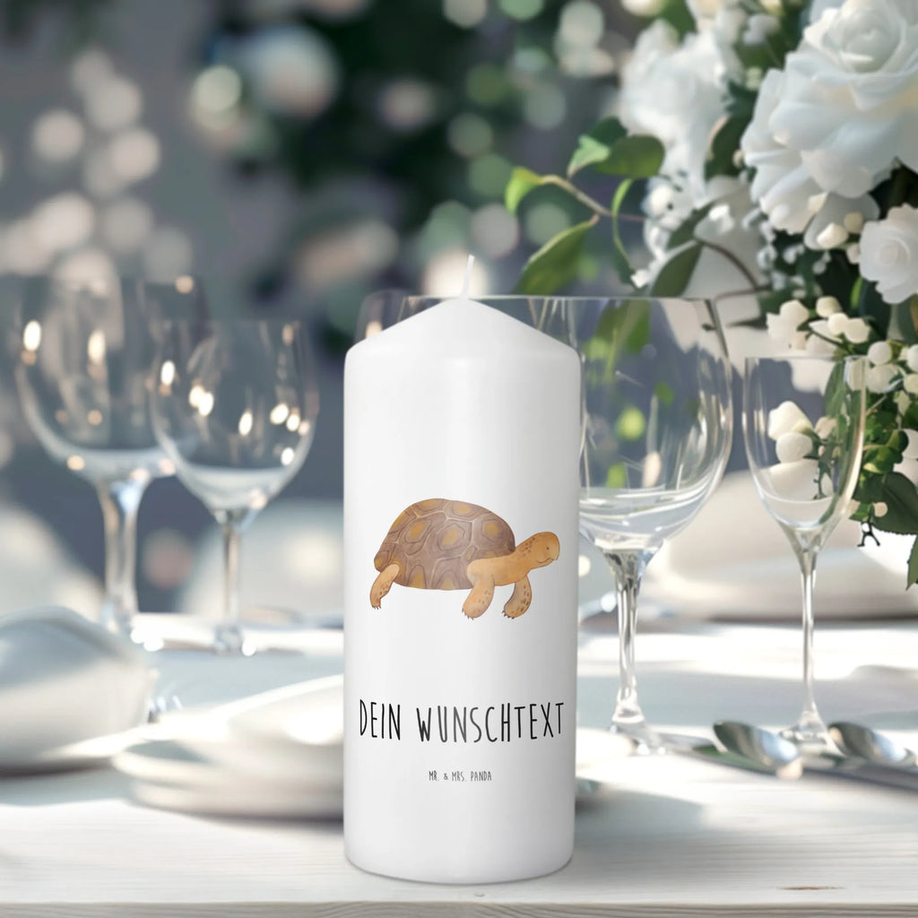 Personalisierte Kerze Schildkröte Marschieren Gartenkerze Mit Namen, Tafelkerze Mit Wunschname, Kerze Für Hochzeit Mit Namensgravur, Duftkerze Mit Namen, Kerze Mit Spruch Und Namen, Streukerze Mit Namensdruck, Tischkerze Mit Namensdruck, Teelicht Mit Namensdruck, Handgegossene Kerze Mit Namen, Stumpenkerze Mit Namensgravur, Sojawachskerze Mit Namensdruck, Blockkerze Mit Namensdruck, Bienenwachskerze Mit Wunschname, Fair-Trade-Kerze Mit Namensgravur, Firmungskerze Mit Wunschname, Taufekerze Mit Namensgravur, Metall-Kerze Mit Namensgravur, Personalisierte Kerze, Schwimmkerze Mit Namen, Outdoor-Kerze Mit Namensgravur, Votivkerze Mit Wunschname, Bio-Kerze Mit Wunschname, Kerze Für Geburtstag Mit Wunschname, Handgemachte Kerze Mit Wunschname, Weihnachtskerze Mit Namensgravur, Kerze Mit Namen, Kerzen-Set Mit Namensgravur, Osterkerze Mit Namen, Gedenkkerze Mit Namen, Holz-Kerze Mit Namen, Andachtskerze Mit Namensgravur, Adventskerze Mit Wunschname, Grabkerze Mit Namensgravur, Stearinkerze Mit Gravur, Glas-Kerze Mit Wunschname, Kerze Mit Prägung Und Wunschname, Stabkerze Mit Gravur, Laternenkerze Mit Namensdruck, LED-Kerze Mit Wunschname, Trauerkerze Mit Namen, Kommunionkerze Mit Namen, Gastgeschenk Kerze Mit Namen, Meerestiere, Meer, Urlaub, Schildkröte, Abenteuer, Reiselust, Neustart, Inspiration, get lost, Schildkröten, Lieblingsmensch, Motivation