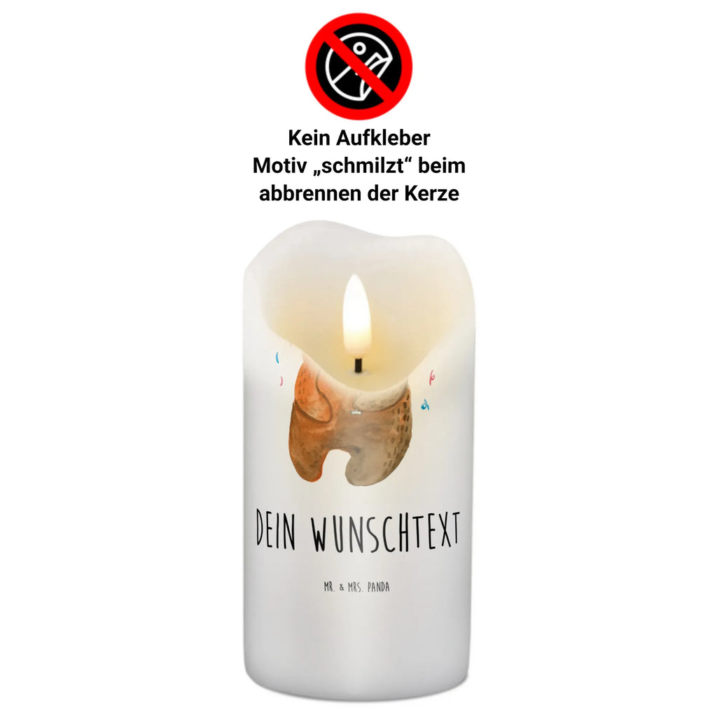 Personalisierte Kerze Bär Party Gartenkerze Mit Namen, Kerze Für Hochzeit Mit Namensgravur, Taufekerze Mit Namensgravur, Kerze Mit Prägung Und Wunschname, Teelicht Mit Namensdruck, Glas-Kerze Mit Wunschname, Kerze Mit Spruch Und Namen, Firmungskerze Mit Wunschname, Bio-Kerze Mit Wunschname, Sojawachskerze Mit Namensdruck, Laternenkerze Mit Namensdruck, Handgemachte Kerze Mit Wunschname, Personalisierte Kerze, Kerzen-Set Mit Namensgravur, Handgegossene Kerze Mit Namen, Adventskerze Mit Wunschname, Grabkerze Mit Namensgravur, Blockkerze Mit Namensdruck, Streukerze Mit Namensdruck, LED-Kerze Mit Wunschname, Outdoor-Kerze Mit Namensgravur, Stabkerze Mit Gravur, Kommunionkerze Mit Namen, Metall-Kerze Mit Namensgravur, Osterkerze Mit Namen, Gastgeschenk Kerze Mit Namen, Fair-Trade-Kerze Mit Namensgravur, Weihnachtskerze Mit Namensgravur, Schwimmkerze Mit Namen, Tischkerze Mit Namensdruck, Tafelkerze Mit Wunschname, Duftkerze Mit Namen, Trauerkerze Mit Namen, Votivkerze Mit Wunschname, Gedenkkerze Mit Namen, Kerze Für Geburtstag Mit Wunschname, Stumpenkerze Mit Namensgravur, Holz-Kerze Mit Namen, Bienenwachskerze Mit Wunschname, Stearinkerze Mit Gravur, Kerze Mit Namen, Andachtskerze Mit Namensgravur, Teddy, Bär, Teddybär, Mitbringsel, Feiern, Party, Geburtstag, Lustig, Geburtstagsgeschenk, Gute Laune, Abfeiern, Geschenk