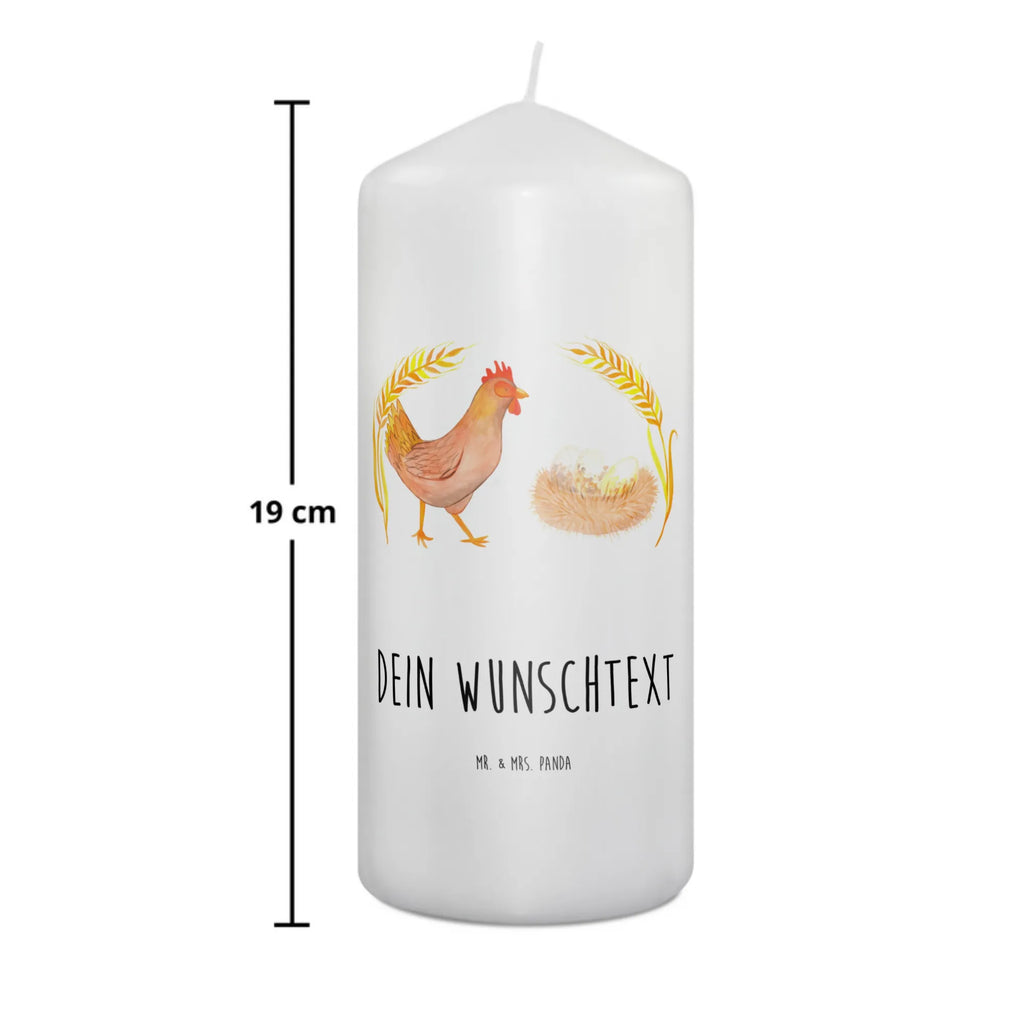 Personalisierte Kerze Huhn stolz Glas-Kerze Mit Wunschname, Teelicht Mit Namensdruck, Holz-Kerze Mit Namen, Andachtskerze Mit Namensgravur, Kerze Mit Spruch Und Namen, Stabkerze Mit Gravur, Bienenwachskerze Mit Wunschname, Osterkerze Mit Namen, Trauerkerze Mit Namen, Gedenkkerze Mit Namen, Firmungskerze Mit Wunschname, Sojawachskerze Mit Namensdruck, Outdoor-Kerze Mit Namensgravur, Laternenkerze Mit Namensdruck, Gastgeschenk Kerze Mit Namen, Grabkerze Mit Namensgravur, Personalisierte Kerze, Fair-Trade-Kerze Mit Namensgravur, Tischkerze Mit Namensdruck, Votivkerze Mit Wunschname, Kommunionkerze Mit Namen, Adventskerze Mit Wunschname, Kerzen-Set Mit Namensgravur, Schwimmkerze Mit Namen, Kerze Mit Prägung Und Wunschname, Handgegossene Kerze Mit Namen, Metall-Kerze Mit Namensgravur, Weihnachtskerze Mit Namensgravur, Taufekerze Mit Namensgravur, Bio-Kerze Mit Wunschname, Handgemachte Kerze Mit Wunschname, Stumpenkerze Mit Namensgravur, Kerze Für Hochzeit Mit Namensgravur, Blockkerze Mit Namensdruck, Kerze Für Geburtstag Mit Wunschname, LED-Kerze Mit Wunschname, Duftkerze Mit Namen, Kerze Mit Namen, Gartenkerze Mit Namen, Stearinkerze Mit Gravur, Tafelkerze Mit Wunschname, Streukerze Mit Namensdruck, Bauernhof, Hoftiere, Landwirt, Landwirtin, Motivation, Eier, Magie, Geburt, Henne, Schwangerschaft, Landleben, Hühner, Hof, Spruch, Hahn