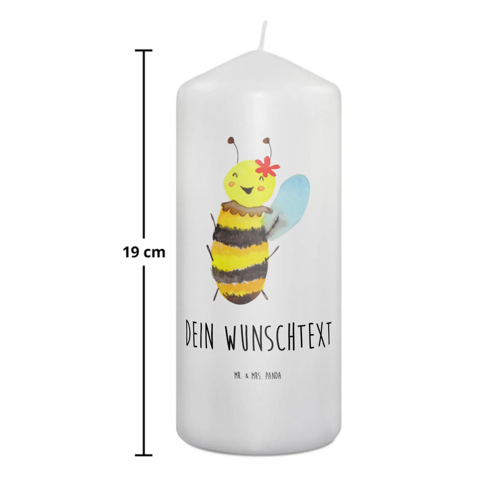 Personalised candle bee happy Stumpenkerze Mit Namensgravur, Stabkerze Mit Gravur, Trauerkerze Mit Namen, Teelicht Mit Namensdruck, Outdoor-Kerze Mit Namensgravur, Osterkerze Mit Namen, Fair-Trade-Kerze Mit Namensgravur, Kommunionkerze Mit Namen, Bio-Kerze Mit Wunschname, Kerze Mit Spruch Und Namen, Weihnachtskerze Mit Namensgravur, Bienenwachskerze Mit Wunschname, Metall-Kerze Mit Namensgravur, Laternenkerze Mit Namensdruck, Holz-Kerze Mit Namen, Gartenkerze Mit Namen, Taufekerze Mit Namensgravur, Kerzen-Set Mit Namensgravur, Gedenkkerze Mit Namen, Gastgeschenk Kerze Mit Namen, Tafelkerze Mit Wunschname, Kerze Mit Prägung Und Wunschname, LED-Kerze Mit Wunschname, Schwimmkerze Mit Namen, Stearinkerze Mit Gravur, Kerze Für Hochzeit Mit Namensgravur, Tischkerze Mit Namensdruck, Sojawachskerze Mit Namensdruck, Adventskerze Mit Wunschname, Blockkerze Mit Namensdruck, Personalisierte Kerze, Grabkerze Mit Namensgravur, Streukerze Mit Namensdruck, Duftkerze Mit Namen, Kerze Für Geburtstag Mit Wunschname, Glas-Kerze Mit Wunschname, Handgegossene Kerze Mit Namen, Votivkerze Mit Wunschname, Kerze Mit Namen, Andachtskerze Mit Namensgravur, Handgemachte Kerze Mit Wunschname, Firmungskerze Mit Wunschname, Biene, Wespe, Hummel