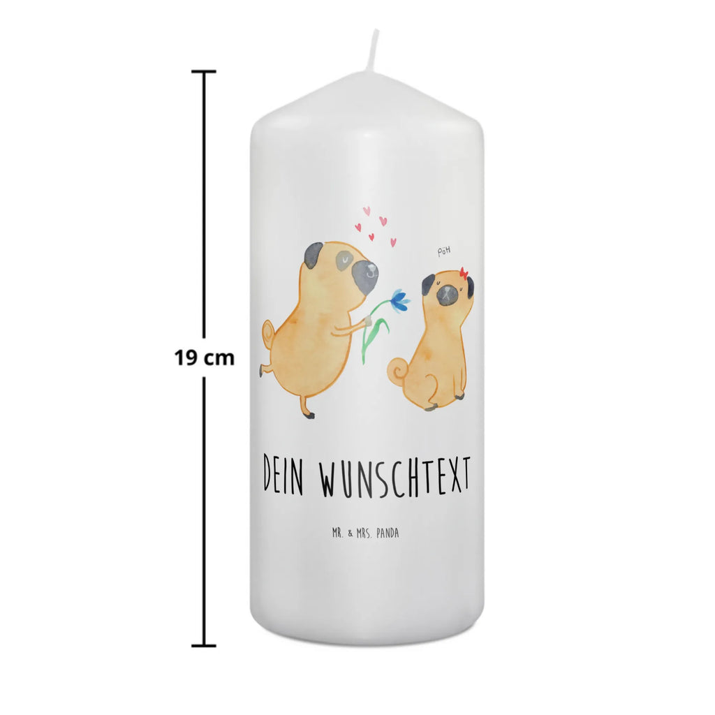 Personalisierte Kerze Mops verliebt Kerze Für Hochzeit Mit Namensgravur, Outdoor-Kerze Mit Namensgravur, Adventskerze Mit Wunschname, Kerze Mit Prägung Und Wunschname, Teelicht Mit Namensdruck, Duftkerze Mit Namen, Kerze Für Geburtstag Mit Wunschname, Tischkerze Mit Namensdruck, Grabkerze Mit Namensgravur, Bio-Kerze Mit Wunschname, Osterkerze Mit Namen, Gartenkerze Mit Namen, Laternenkerze Mit Namensdruck, Schwimmkerze Mit Namen, Votivkerze Mit Wunschname, Kerze Mit Spruch Und Namen, Gedenkkerze Mit Namen, Fair-Trade-Kerze Mit Namensgravur, Stumpenkerze Mit Namensgravur, Glas-Kerze Mit Wunschname, Handgegossene Kerze Mit Namen, Kerzen-Set Mit Namensgravur, Kerze Mit Namen, Handgemachte Kerze Mit Wunschname, Streukerze Mit Namensdruck, LED-Kerze Mit Wunschname, Andachtskerze Mit Namensgravur, Personalisierte Kerze, Bienenwachskerze Mit Wunschname, Sojawachskerze Mit Namensdruck, Weihnachtskerze Mit Namensgravur, Stearinkerze Mit Gravur, Trauerkerze Mit Namen, Taufekerze Mit Namensgravur, Tafelkerze Mit Wunschname, Metall-Kerze Mit Namensgravur, Gastgeschenk Kerze Mit Namen, Firmungskerze Mit Wunschname, Holz-Kerze Mit Namen, Kommunionkerze Mit Namen, Stabkerze Mit Gravur, Blockkerze Mit Namensdruck, Sprüche, Hund, Hunderasse, Hundebesitzer, Hundemotiv, Haustier, Tierliebhaber, Partner, Hundeliebe, Verliebt, Mops, Möpse, Liebesspruch. Verlobt, Geschenk Freund, Liebe