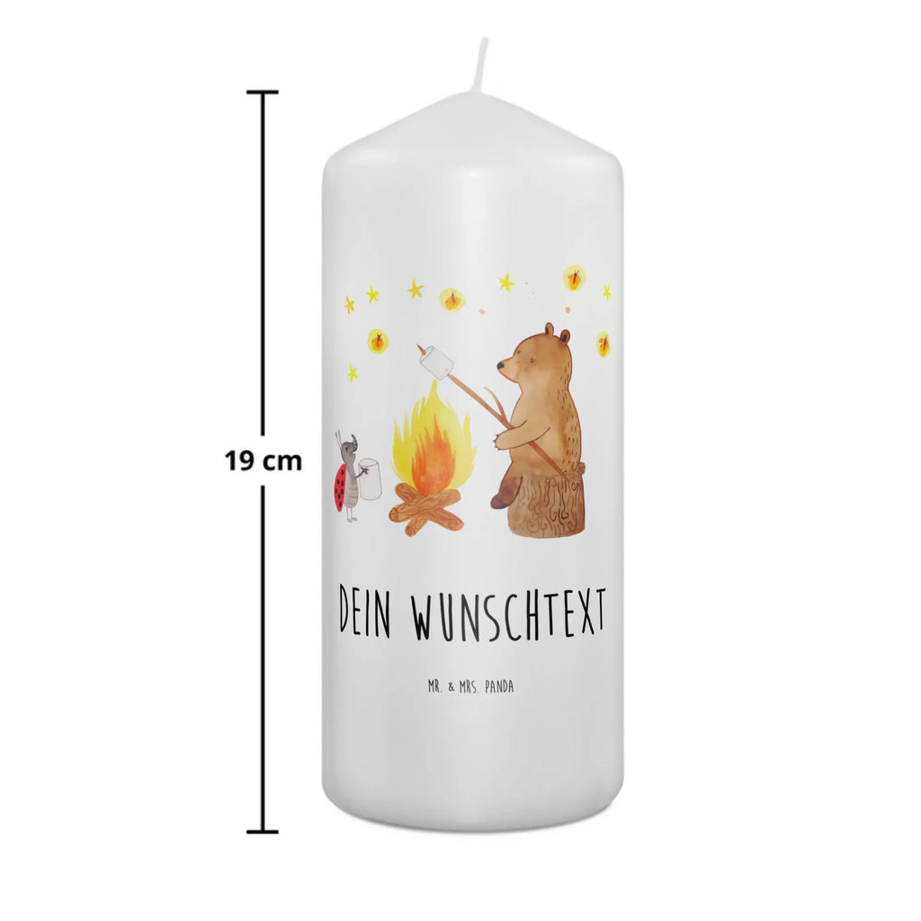 Personalizowana świeca Niedźwiedź i biedronka przy ognisku Fair-Trade-Kerze Mit Namensgravur, Metall-Kerze Mit Namensgravur, Bio-Kerze Mit Wunschname, Kerze Mit Spruch Und Namen, Votivkerze Mit Wunschname, Kerze Für Hochzeit Mit Namensgravur, Schwimmkerze Mit Namen, Andachtskerze Mit Namensgravur, Streukerze Mit Namensdruck, Stumpenkerze Mit Namensgravur, Glas-Kerze Mit Wunschname, Sojawachskerze Mit Namensdruck, Gedenkkerze Mit Namen, Gastgeschenk Kerze Mit Namen, Kerze Für Geburtstag Mit Wunschname, Taufekerze Mit Namensgravur, Kerzen-Set Mit Namensgravur, Kommunionkerze Mit Namen, Kerze Mit Prägung Und Wunschname, Weihnachtskerze Mit Namensgravur, Firmungskerze Mit Wunschname, Personalisierte Kerze, Bienenwachskerze Mit Wunschname, Laternenkerze Mit Namensdruck, Trauerkerze Mit Namen, Tafelkerze Mit Wunschname, LED-Kerze Mit Wunschname, Handgemachte Kerze Mit Wunschname, Duftkerze Mit Namen, Adventskerze Mit Wunschname, Gartenkerze Mit Namen, Tischkerze Mit Namensdruck, Outdoor-Kerze Mit Namensgravur, Handgegossene Kerze Mit Namen, Stearinkerze Mit Gravur, Osterkerze Mit Namen, Blockkerze Mit Namensdruck, Kerze Mit Namen, Teelicht Mit Namensdruck, Holz-Kerze Mit Namen, Stabkerze Mit Gravur, Grabkerze Mit Namensgravur, Teddy, Bär, Teddybär, Lagerfeuer