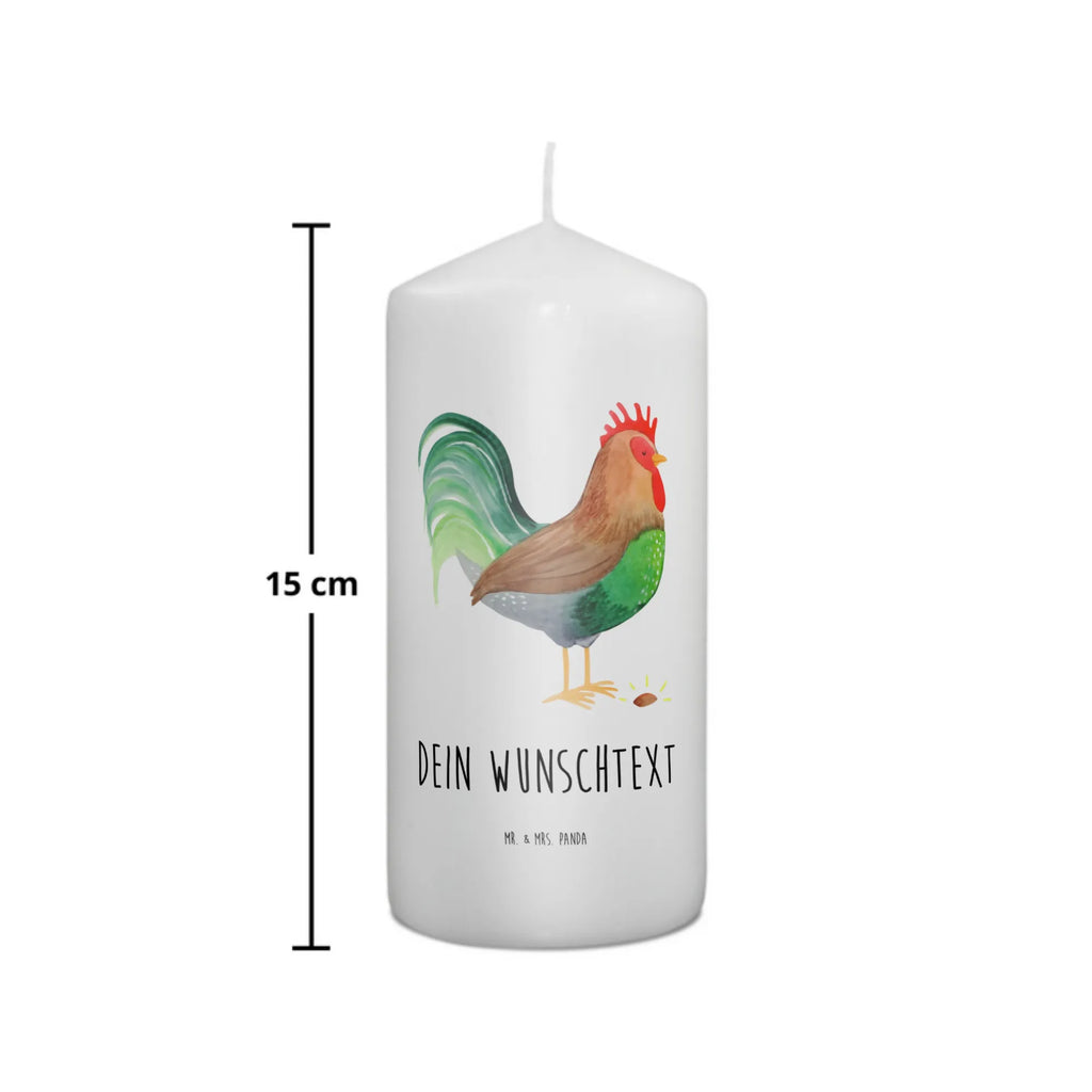 Personalisierte Kerze Hahn mit Korn Trauerkerze Mit Namen, Fair-Trade-Kerze Mit Namensgravur, Stumpenkerze Mit Namensgravur, Kerzen-Set Mit Namensgravur, Tafelkerze Mit Wunschname, Kerze Mit Namen, Andachtskerze Mit Namensgravur, Outdoor-Kerze Mit Namensgravur, Votivkerze Mit Wunschname, Personalisierte Kerze, Adventskerze Mit Wunschname, Kerze Mit Prägung Und Wunschname, Weihnachtskerze Mit Namensgravur, Taufekerze Mit Namensgravur, Gedenkkerze Mit Namen, Bio-Kerze Mit Wunschname, Kerze Für Hochzeit Mit Namensgravur, Stearinkerze Mit Gravur, Kerze Mit Spruch Und Namen, Laternenkerze Mit Namensdruck, Gastgeschenk Kerze Mit Namen, Streukerze Mit Namensdruck, Handgegossene Kerze Mit Namen, Holz-Kerze Mit Namen, Firmungskerze Mit Wunschname, Stabkerze Mit Gravur, Osterkerze Mit Namen, Schwimmkerze Mit Namen, Sojawachskerze Mit Namensdruck, Tischkerze Mit Namensdruck, Glas-Kerze Mit Wunschname, Metall-Kerze Mit Namensgravur, Gartenkerze Mit Namen, Kommunionkerze Mit Namen, Bienenwachskerze Mit Wunschname, Blockkerze Mit Namensdruck, Grabkerze Mit Namensgravur, Teelicht Mit Namensdruck, Handgemachte Kerze Mit Wunschname, LED-Kerze Mit Wunschname, Kerze Für Geburtstag Mit Wunschname, Duftkerze Mit Namen, Bauernhof, Hoftiere, Landwirt, Landwirtin, Natur, Eier, Henne, Hahn, Korn