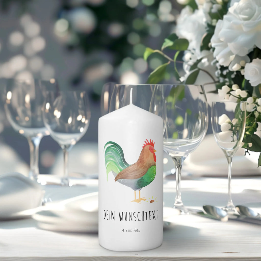 Personalisierte Kerze Hahn mit Korn Trauerkerze Mit Namen, Fair-Trade-Kerze Mit Namensgravur, Stumpenkerze Mit Namensgravur, Kerzen-Set Mit Namensgravur, Tafelkerze Mit Wunschname, Kerze Mit Namen, Andachtskerze Mit Namensgravur, Outdoor-Kerze Mit Namensgravur, Votivkerze Mit Wunschname, Personalisierte Kerze, Adventskerze Mit Wunschname, Kerze Mit Prägung Und Wunschname, Weihnachtskerze Mit Namensgravur, Taufekerze Mit Namensgravur, Gedenkkerze Mit Namen, Bio-Kerze Mit Wunschname, Kerze Für Hochzeit Mit Namensgravur, Stearinkerze Mit Gravur, Kerze Mit Spruch Und Namen, Laternenkerze Mit Namensdruck, Gastgeschenk Kerze Mit Namen, Streukerze Mit Namensdruck, Handgegossene Kerze Mit Namen, Holz-Kerze Mit Namen, Firmungskerze Mit Wunschname, Stabkerze Mit Gravur, Osterkerze Mit Namen, Schwimmkerze Mit Namen, Sojawachskerze Mit Namensdruck, Tischkerze Mit Namensdruck, Glas-Kerze Mit Wunschname, Metall-Kerze Mit Namensgravur, Gartenkerze Mit Namen, Kommunionkerze Mit Namen, Bienenwachskerze Mit Wunschname, Blockkerze Mit Namensdruck, Grabkerze Mit Namensgravur, Teelicht Mit Namensdruck, Handgemachte Kerze Mit Wunschname, LED-Kerze Mit Wunschname, Kerze Für Geburtstag Mit Wunschname, Duftkerze Mit Namen, Bauernhof, Hoftiere, Landwirt, Landwirtin, Natur, Eier, Henne, Hahn, Korn