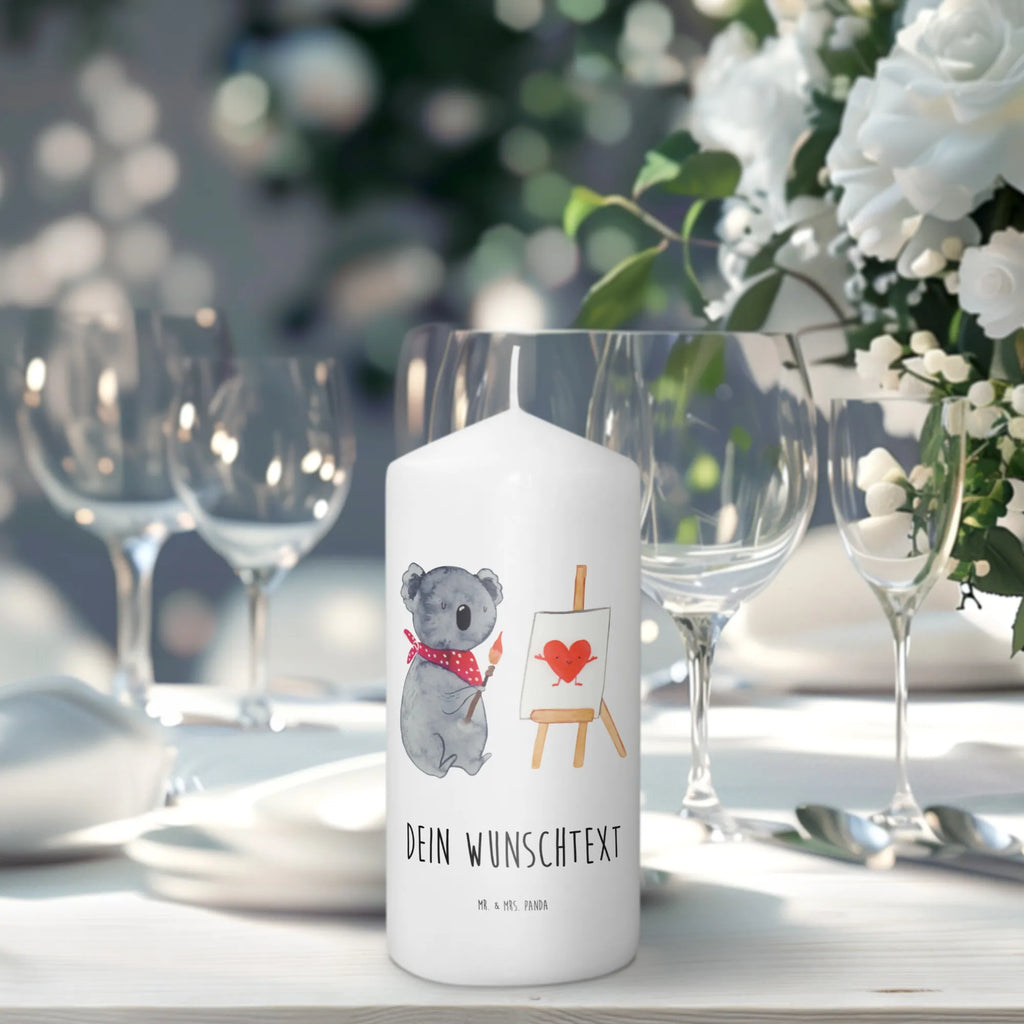 Personalisierte Kerze Koala Künstler Schwimmkerze Mit Namen, Holz-Kerze Mit Namen, Kerze Mit Prägung Und Wunschname, Bienenwachskerze Mit Wunschname, Firmungskerze Mit Wunschname, Blockkerze Mit Namensdruck, Kerze Für Hochzeit Mit Namensgravur, Fair-Trade-Kerze Mit Namensgravur, Outdoor-Kerze Mit Namensgravur, Duftkerze Mit Namen, Stearinkerze Mit Gravur, Adventskerze Mit Wunschname, Bio-Kerze Mit Wunschname, Andachtskerze Mit Namensgravur, Stumpenkerze Mit Namensgravur, Osterkerze Mit Namen, Glas-Kerze Mit Wunschname, Votivkerze Mit Wunschname, Kommunionkerze Mit Namen, Gartenkerze Mit Namen, Grabkerze Mit Namensgravur, Personalisierte Kerze, Gedenkkerze Mit Namen, Teelicht Mit Namensdruck, Sojawachskerze Mit Namensdruck, Handgegossene Kerze Mit Namen, Trauerkerze Mit Namen, LED-Kerze Mit Wunschname, Weihnachtskerze Mit Namensgravur, Kerze Mit Namen, Stabkerze Mit Gravur, Tafelkerze Mit Wunschname, Kerze Mit Spruch Und Namen, Tischkerze Mit Namensdruck, Handgemachte Kerze Mit Wunschname, Kerze Für Geburtstag Mit Wunschname, Metall-Kerze Mit Namensgravur, Laternenkerze Mit Namensdruck, Gastgeschenk Kerze Mit Namen, Taufekerze Mit Namensgravur, Kerzen-Set Mit Namensgravur, Streukerze Mit Namensdruck, Koala, Koalabär, Künstler, Liebesgeschenk, Liebe, Zeichnen, Liebensbeweis, Gefühle