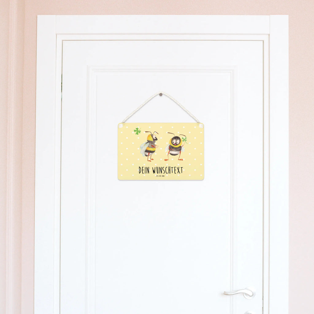 Personalisiertes Deko Schild Hummeln mit Kleeblatt Deko Schild Für Garten Mit Wunschtext, Deko Schild Für Wohnzimmer Mit Wunschtext, Schild Mit Individuellem Text, Schild Zum Aufstellen Mit Wunschtext, Deko Schild Für Balkon Mit Namen, Vintage Deko Schild Mit Gravur, Liebevoll Gestaltetes Deko Schild Mit Wunschtext, Großes Deko Schild Personalisiert, Küchenschild, Lustiges Deko Schild Mit Wunschtext, Rustikales Deko Schild Personalisiert, Deko Schild Mit Spruch, Kleines Deko Schild Mit Wunschtext, Deko Schild Mit Gravur, Metallschild Personalisiert, Deko Schild Mit Namen, Holzschild Mit Wunschtext, Deko Schild Selbst Gestalten, Modernes Deko Schild Mit Text, Deko Schild Als Geschenk Personalisiert, Deko Schild Mit Herz Und Text, Wandschild Mit Text, Deko Schild Für Freunde Mit Namen, Schild mit Spruch, Badschild, Deko Schild Für Küche Personalisiert, Deko Schild Mit Wunschtext, Deko Schild Für Flur Mit Gravur, Landhausstil Schild Mit Namen, Personalisiertes Deko Schild, Türschild Familie, Dekoschild Personalisiert, Holztafel, Deko Wandtafel Mit Namen, Deko Schild Für Familie Mit Text, Türschild Mit Namen, Deko Schild Mit Blumenmotiv Und Gravur, Schild Mit Botschaft, Shabby Chic Schild Mit Wunschtext, Spruchschild Mit Wunschtext, Geschenkidee Deko Schild Mit Text, Schild Zum Hinstellen Mit Text, Lustige Sprüche, Tiermotive, Gute Laune, Tiere, Biene, glücklich sein, glücklich Werden, Spruch Positiv, Spruch schön, Biene Deko, Hummel, Spruch Fröhlich