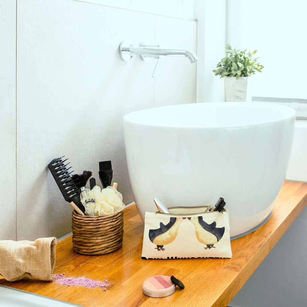 Personalisierte Schminktasche Pinguine Kuss Schminktasche Zum Aufhängen Mit Name, Kosmetiktasche Organizer Mit Wunschtext, Schminktasche Tiermotiv Mit Namen, Kosmetiktasche Zum Mitnehmen Mit Namen, Schminktasche Klein Personalisiert, Schminktasche Groß Mit Wunschtext, Schminktasche Mit Reißverschluss Und Namen, Stifteaufbewahrung Personalisiert, Schminktasche Reise Mit Namen, Schminkbeutel Mit Gravur, Schminktasche Mit Wunschtext, Schminktasche Mit Muster Und Namen, Schminktasche Mit Fächern Personalisiert, Reise-Kosmetiktasche Mit Name, Schminktasche Für Unterwegs Mit Personalisierung, Kulturbeutel Damen Personalisiert, Make-Up Tasche Mit Name, Schminktasche Stoff Mit Namen, Aufbewahrung Für Schminke Mit Namen, Schminktasche Geschenk Personalisiert, Kosmetiktasche Damen Mit Namen, Schminktasche Blumen Mit Initialen, Schminktasche Leder Mit Gravur, Stiftetasche mit Wunschtext, Schminktasche Für Mädchen Mit Wunschtext, Kosmetiktasche Für Handtasche Personalisiert, Kosmetiktasche Personalisiert, Schminktasche Für Teenager Mit Namen, Schminktasche Nachhaltig Mit Wunschtext, Schminktäschchen Mit Initialen, Personalisierte Schminktasche, Schminktasche Für Unterwegs Mit Wunschtext, Schminktasche Mit Namen, Liebe, Partner, Freund, Freundin, Ehemann, Ehefrau, Heiraten, Verlobung, Heiratsantrag, Liebesgeschenk, Jahrestag, Hocheitstag, Geschenk für Partner, für Männer, Liebesbeweis, Geschenk für Freundin, Mitbringsel, Geschenk für Frauen, für Ehemann, Hochzeitstag, Valentinstag