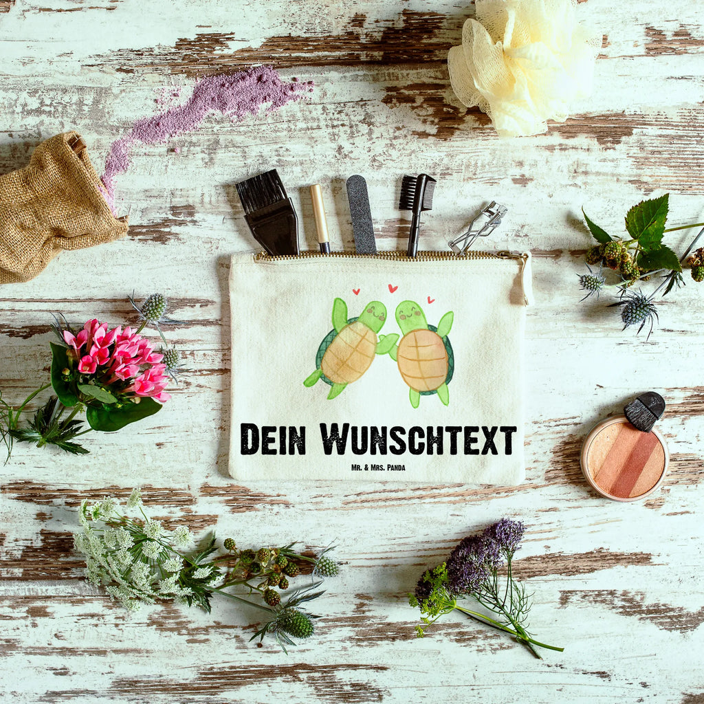 Personalisierte Schminktasche Schildkröten Paar Personalisierte Schminktasche, Schminktasche Reise Mit Namen, Schminktasche Für Unterwegs Mit Personalisierung, Schminktasche Tiermotiv Mit Namen, Schminktasche Stoff Mit Namen, Schminktasche Geschenk Personalisiert, Schminktasche Mit Muster Und Namen, Schminktasche Leder Mit Gravur, Schminktasche Für Teenager Mit Namen, Schminktasche Zum Aufhängen Mit Name, Kosmetiktasche Damen Mit Namen, Make-Up Tasche Mit Name, Schminktasche Für Unterwegs Mit Wunschtext, Kosmetiktasche Organizer Mit Wunschtext, Kosmetiktasche Personalisiert, Schminktasche Mit Reißverschluss Und Namen, Schminktasche Nachhaltig Mit Wunschtext, Stiftetasche mit Wunschtext, Aufbewahrung Für Schminke Mit Namen, Kulturbeutel Damen Personalisiert, Kosmetiktasche Für Handtasche Personalisiert, Schminktasche Für Mädchen Mit Wunschtext, Schminktasche Mit Namen, Schminktäschchen Mit Initialen, Schminktasche Blumen Mit Initialen, Schminktasche Groß Mit Wunschtext, Reise-Kosmetiktasche Mit Name, Kosmetiktasche Zum Mitnehmen Mit Namen, Schminktasche Mit Fächern Personalisiert, Schminkbeutel Mit Gravur, Stifteaufbewahrung Personalisiert, Schminktasche Mit Wunschtext, Schminktasche Klein Personalisiert, Liebe, Partner, Freund, Freundin, Ehemann, Ehefrau, Heiraten, Verlobung, Heiratsantrag, Liebesgeschenk, Jahrestag, Hocheitstag, Geschenk für Frauen, Geschenk für Partner, Liebesbeweis, für Ehemann, Geschenk für Freundin, Mitbringsel, Hochzeitstag, für Männer, Valentinstag