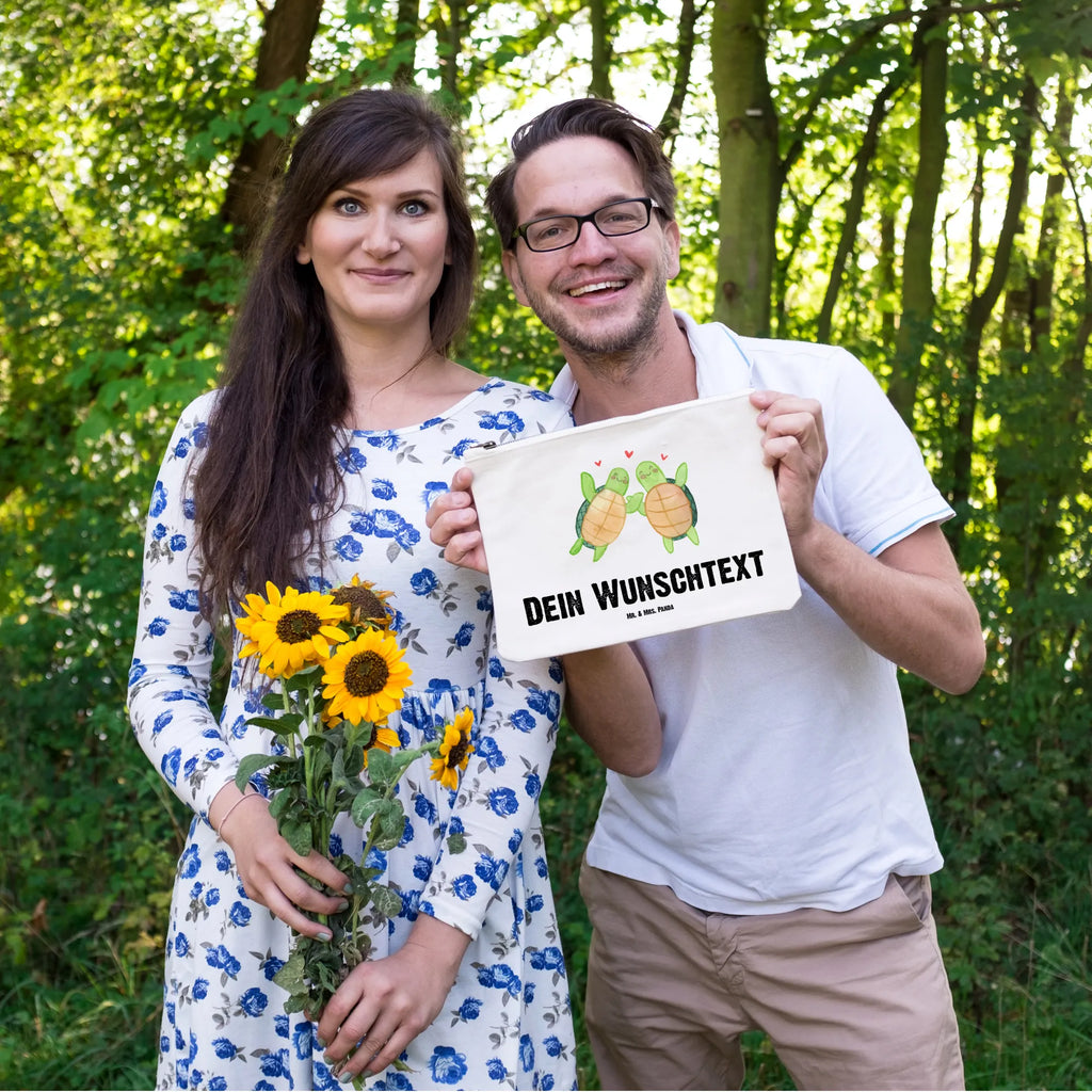 Personalisierte Schminktasche Schildkröten Paar Personalisierte Schminktasche, Schminktasche Reise Mit Namen, Schminktasche Für Unterwegs Mit Personalisierung, Schminktasche Tiermotiv Mit Namen, Schminktasche Stoff Mit Namen, Schminktasche Geschenk Personalisiert, Schminktasche Mit Muster Und Namen, Schminktasche Leder Mit Gravur, Schminktasche Für Teenager Mit Namen, Schminktasche Zum Aufhängen Mit Name, Kosmetiktasche Damen Mit Namen, Make-Up Tasche Mit Name, Schminktasche Für Unterwegs Mit Wunschtext, Kosmetiktasche Organizer Mit Wunschtext, Kosmetiktasche Personalisiert, Schminktasche Mit Reißverschluss Und Namen, Schminktasche Nachhaltig Mit Wunschtext, Stiftetasche mit Wunschtext, Aufbewahrung Für Schminke Mit Namen, Kulturbeutel Damen Personalisiert, Kosmetiktasche Für Handtasche Personalisiert, Schminktasche Für Mädchen Mit Wunschtext, Schminktasche Mit Namen, Schminktäschchen Mit Initialen, Schminktasche Blumen Mit Initialen, Schminktasche Groß Mit Wunschtext, Reise-Kosmetiktasche Mit Name, Kosmetiktasche Zum Mitnehmen Mit Namen, Schminktasche Mit Fächern Personalisiert, Schminkbeutel Mit Gravur, Stifteaufbewahrung Personalisiert, Schminktasche Mit Wunschtext, Schminktasche Klein Personalisiert, Liebe, Partner, Freund, Freundin, Ehemann, Ehefrau, Heiraten, Verlobung, Heiratsantrag, Liebesgeschenk, Jahrestag, Hocheitstag, Geschenk für Frauen, Geschenk für Partner, Liebesbeweis, für Ehemann, Geschenk für Freundin, Mitbringsel, Hochzeitstag, für Männer, Valentinstag