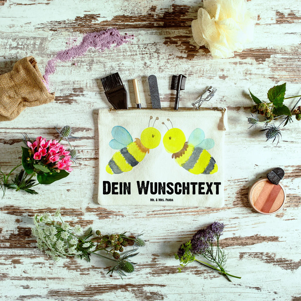 Personalisierte Schminktasche Biene Liebe Schminktasche Mit Namen, Schminktasche Leder Mit Gravur, Kosmetiktasche Personalisiert, Kosmetiktasche Damen Mit Namen, Kulturbeutel Damen Personalisiert, Make-Up Tasche Mit Name, Schminktasche Reise Mit Namen, Schminktasche Tiermotiv Mit Namen, Schminktasche Stoff Mit Namen, Schminktasche Mit Wunschtext, Schminktasche Für Mädchen Mit Wunschtext, Schminktasche Nachhaltig Mit Wunschtext, Kosmetiktasche Für Handtasche Personalisiert, Schminktasche Blumen Mit Initialen, Personalisierte Schminktasche, Schminktasche Mit Muster Und Namen, Schminktasche Für Teenager Mit Namen, Schminktasche Für Unterwegs Mit Wunschtext, Aufbewahrung Für Schminke Mit Namen, Kosmetiktasche Zum Mitnehmen Mit Namen, Schminktasche Für Unterwegs Mit Personalisierung, Schminktäschchen Mit Initialen, Schminktasche Mit Fächern Personalisiert, Stiftetasche mit Wunschtext, Kosmetiktasche Organizer Mit Wunschtext, Schminktasche Geschenk Personalisiert, Schminktasche Zum Aufhängen Mit Name, Stifteaufbewahrung Personalisiert, Schminktasche Groß Mit Wunschtext, Schminktasche Klein Personalisiert, Schminkbeutel Mit Gravur, Schminktasche Mit Reißverschluss Und Namen, Reise-Kosmetiktasche Mit Name, Biene, Wespe, Hummel