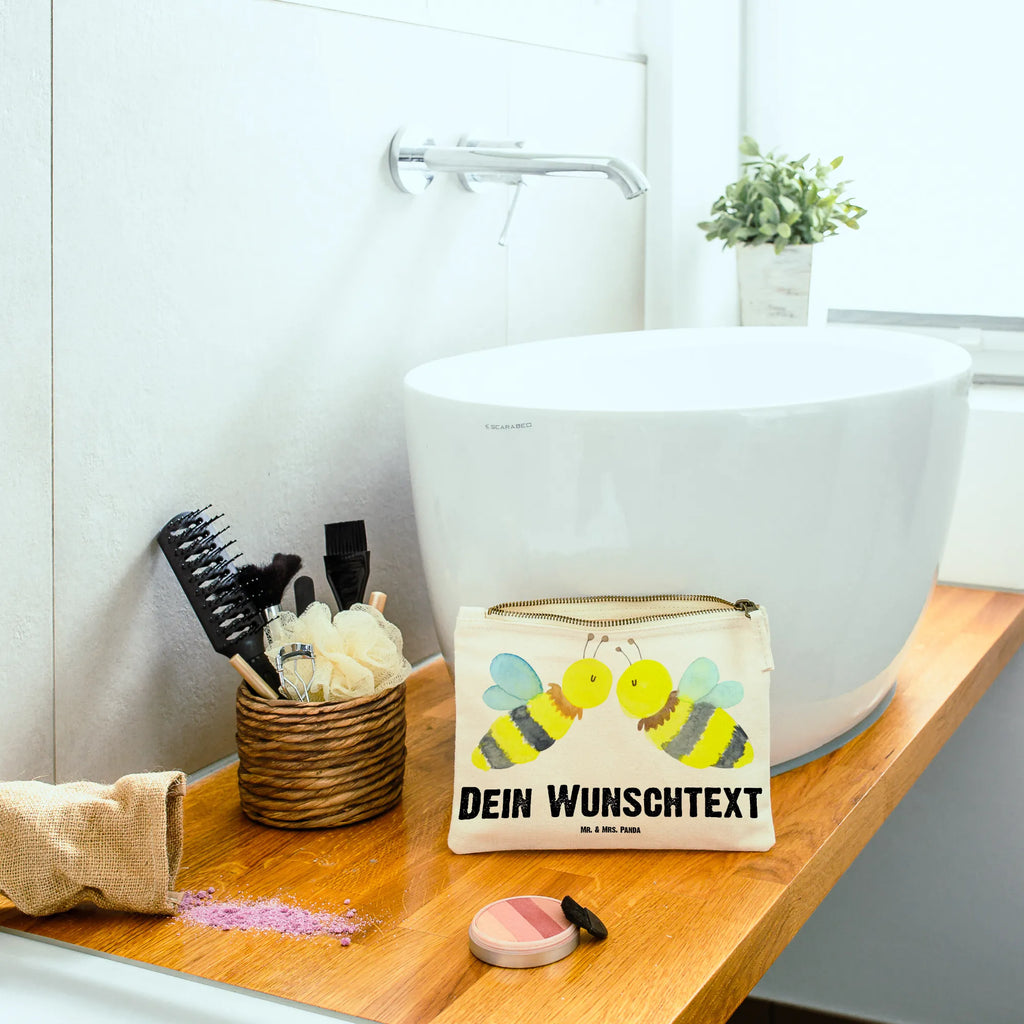 Personalisierte Schminktasche Biene Liebe Schminktasche Mit Namen, Schminktasche Leder Mit Gravur, Kosmetiktasche Personalisiert, Kosmetiktasche Damen Mit Namen, Kulturbeutel Damen Personalisiert, Make-Up Tasche Mit Name, Schminktasche Reise Mit Namen, Schminktasche Tiermotiv Mit Namen, Schminktasche Stoff Mit Namen, Schminktasche Mit Wunschtext, Schminktasche Für Mädchen Mit Wunschtext, Schminktasche Nachhaltig Mit Wunschtext, Kosmetiktasche Für Handtasche Personalisiert, Schminktasche Blumen Mit Initialen, Personalisierte Schminktasche, Schminktasche Mit Muster Und Namen, Schminktasche Für Teenager Mit Namen, Schminktasche Für Unterwegs Mit Wunschtext, Aufbewahrung Für Schminke Mit Namen, Kosmetiktasche Zum Mitnehmen Mit Namen, Schminktasche Für Unterwegs Mit Personalisierung, Schminktäschchen Mit Initialen, Schminktasche Mit Fächern Personalisiert, Stiftetasche mit Wunschtext, Kosmetiktasche Organizer Mit Wunschtext, Schminktasche Geschenk Personalisiert, Schminktasche Zum Aufhängen Mit Name, Stifteaufbewahrung Personalisiert, Schminktasche Groß Mit Wunschtext, Schminktasche Klein Personalisiert, Schminkbeutel Mit Gravur, Schminktasche Mit Reißverschluss Und Namen, Reise-Kosmetiktasche Mit Name, Biene, Wespe, Hummel