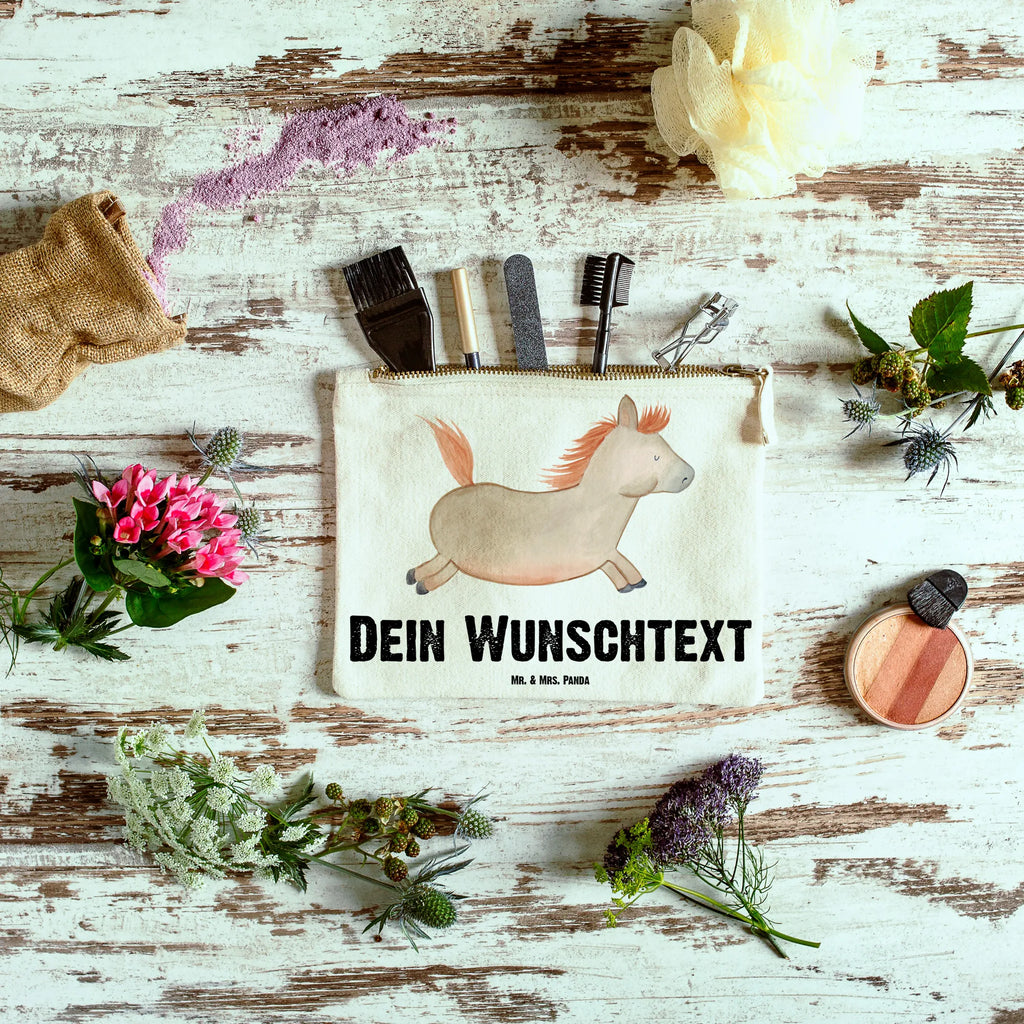 Personalisierte Schminktasche Pferd Springen Schminktasche Nachhaltig Mit Wunschtext, Schminktasche Für Unterwegs Mit Wunschtext, Schminktasche Stoff Mit Namen, Schminktasche Klein Personalisiert, Schminktasche Mit Reißverschluss Und Namen, Kulturbeutel Damen Personalisiert, Personalisierte Schminktasche, Aufbewahrung Für Schminke Mit Namen, Schminkbeutel Mit Gravur, Kosmetiktasche Für Handtasche Personalisiert, Schminktasche Tiermotiv Mit Namen, Schminktasche Mit Fächern Personalisiert, Schminktasche Mit Muster Und Namen, Schminktasche Leder Mit Gravur, Kosmetiktasche Personalisiert, Kosmetiktasche Damen Mit Namen, Schminktasche Reise Mit Namen, Schminktasche Zum Aufhängen Mit Name, Schminktasche Mit Namen, Schminktasche Für Unterwegs Mit Personalisierung, Make-Up Tasche Mit Name, Stiftetasche mit Wunschtext, Schminktasche Für Mädchen Mit Wunschtext, Reise-Kosmetiktasche Mit Name, Schminktasche Geschenk Personalisiert, Schminktasche Mit Wunschtext, Kosmetiktasche Organizer Mit Wunschtext, Stifteaufbewahrung Personalisiert, Kosmetiktasche Zum Mitnehmen Mit Namen, Schminktasche Für Teenager Mit Namen, Schminktäschchen Mit Initialen, Schminktasche Groß Mit Wunschtext, Schminktasche Blumen Mit Initialen, Bauernhof, Hoftiere, Landwirt, Landwirtin, Pony, Pferd, Ausreiten, Pferdebesitzer, Reiten, Stall, Pferdestall, Pferde