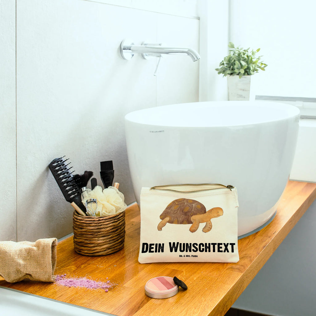 Personalisierte Schminktasche Schildkröte Marschieren Schminktasche Blumen Mit Initialen, Schminktasche Geschenk Personalisiert, Kosmetiktasche Zum Mitnehmen Mit Namen, Kosmetiktasche Personalisiert, Kulturbeutel Damen Personalisiert, Schminktasche Leder Mit Gravur, Schminktasche Klein Personalisiert, Schminktasche Nachhaltig Mit Wunschtext, Schminktasche Mit Wunschtext, Kosmetiktasche Organizer Mit Wunschtext, Stifteaufbewahrung Personalisiert, Schminktasche Mit Namen, Stiftetasche mit Wunschtext, Schminktasche Groß Mit Wunschtext, Schminktasche Zum Aufhängen Mit Name, Schminktasche Für Unterwegs Mit Wunschtext, Personalisierte Schminktasche, Make-Up Tasche Mit Name, Schminktasche Mit Reißverschluss Und Namen, Schminktasche Stoff Mit Namen, Schminktasche Mit Muster Und Namen, Schminktasche Tiermotiv Mit Namen, Schminktasche Für Mädchen Mit Wunschtext, Schminkbeutel Mit Gravur, Reise-Kosmetiktasche Mit Name, Schminktasche Mit Fächern Personalisiert, Schminktäschchen Mit Initialen, Kosmetiktasche Damen Mit Namen, Aufbewahrung Für Schminke Mit Namen, Kosmetiktasche Für Handtasche Personalisiert, Schminktasche Reise Mit Namen, Schminktasche Für Unterwegs Mit Personalisierung, Schminktasche Für Teenager Mit Namen, Meer, Urlaub, Meerestiere, Neustart, Inspiration, Abenteuer, Get Lost, Reiselust, Schildkröte, Schildkröten, Motivation, Lieblingsmensch
