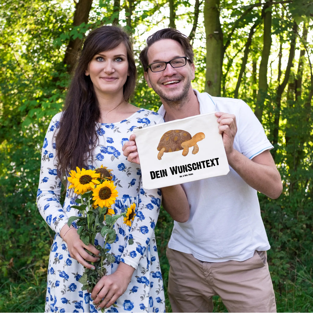 Personalisierte Schminktasche Schildkröte Marschieren Schminktasche Blumen Mit Initialen, Schminktasche Geschenk Personalisiert, Kosmetiktasche Zum Mitnehmen Mit Namen, Kosmetiktasche Personalisiert, Kulturbeutel Damen Personalisiert, Schminktasche Leder Mit Gravur, Schminktasche Klein Personalisiert, Schminktasche Nachhaltig Mit Wunschtext, Schminktasche Mit Wunschtext, Kosmetiktasche Organizer Mit Wunschtext, Stifteaufbewahrung Personalisiert, Schminktasche Mit Namen, Stiftetasche mit Wunschtext, Schminktasche Groß Mit Wunschtext, Schminktasche Zum Aufhängen Mit Name, Schminktasche Für Unterwegs Mit Wunschtext, Personalisierte Schminktasche, Make-Up Tasche Mit Name, Schminktasche Mit Reißverschluss Und Namen, Schminktasche Stoff Mit Namen, Schminktasche Mit Muster Und Namen, Schminktasche Tiermotiv Mit Namen, Schminktasche Für Mädchen Mit Wunschtext, Schminkbeutel Mit Gravur, Reise-Kosmetiktasche Mit Name, Schminktasche Mit Fächern Personalisiert, Schminktäschchen Mit Initialen, Kosmetiktasche Damen Mit Namen, Aufbewahrung Für Schminke Mit Namen, Kosmetiktasche Für Handtasche Personalisiert, Schminktasche Reise Mit Namen, Schminktasche Für Unterwegs Mit Personalisierung, Schminktasche Für Teenager Mit Namen, Meer, Urlaub, Meerestiere, Neustart, Inspiration, Abenteuer, Get Lost, Reiselust, Schildkröte, Schildkröten, Motivation, Lieblingsmensch