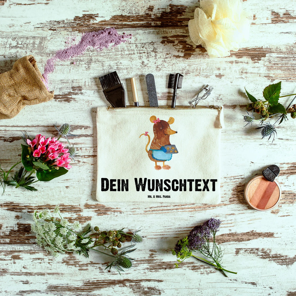 Personalised make-up bag Mouse Cookies Stiftetasche mit Wunschtext, Schminktasche Mit Wunschtext, Schminktasche Zum Aufhängen Mit Name, Schminktasche Für Unterwegs Mit Personalisierung, Schminktasche Tiermotiv Mit Namen, Aufbewahrung Für Schminke Mit Namen, Stifteaufbewahrung Personalisiert, Schminktasche Klein Personalisiert, Schminktasche Für Unterwegs Mit Wunschtext, Schminktäschchen Mit Initialen, Schminktasche Geschenk Personalisiert, Make-Up Tasche Mit Name, Schminkbeutel Mit Gravur, Schminktasche Leder Mit Gravur, Kosmetiktasche Damen Mit Namen, Schminktasche Reise Mit Namen, Kosmetiktasche Organizer Mit Wunschtext, Schminktasche Mit Fächern Personalisiert, Kosmetiktasche Personalisiert, Reise-Kosmetiktasche Mit Name, Schminktasche Nachhaltig Mit Wunschtext, Schminktasche Mit Reißverschluss Und Namen, Kosmetiktasche Zum Mitnehmen Mit Namen, Kosmetiktasche Für Handtasche Personalisiert, Schminktasche Stoff Mit Namen, Schminktasche Für Mädchen Mit Wunschtext, Schminktasche Für Teenager Mit Namen, Schminktasche Mit Muster Und Namen, Schminktasche Blumen Mit Initialen, Personalisierte Schminktasche, Schminktasche Groß Mit Wunschtext, Schminktasche Mit Namen, Kulturbeutel Damen Personalisiert, Weihnachten, Winter, Weihnachtsdeko, Nikolaus, Advent, Heiligabend, Wintermotiv, Maus, Weihnachtsbäckerei, Chaosqueen, Kekse, Plätzchen, Weihnachtskekse, Backen