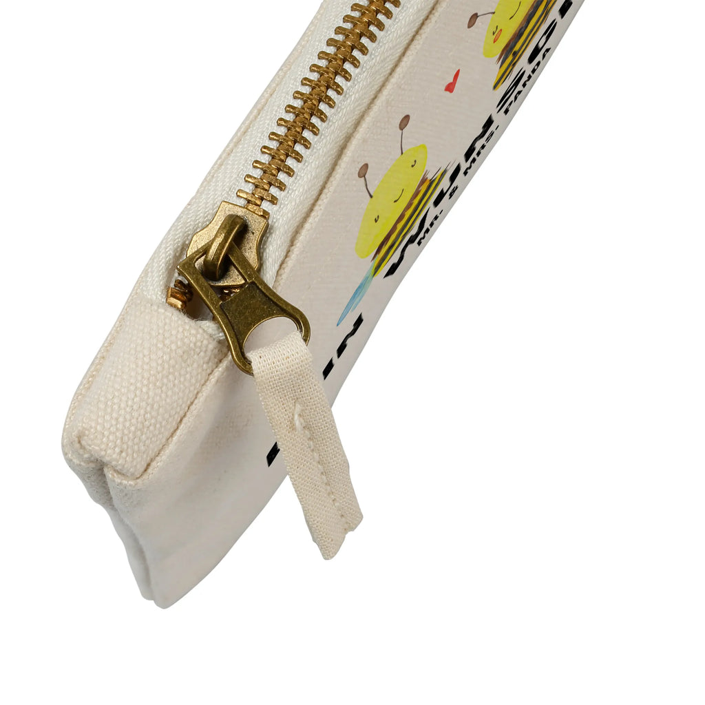 Personalised make-up bag bee In love Schminktasche Geschenk Personalisiert, Schminktasche Nachhaltig Mit Wunschtext, Schminktasche Groß Mit Wunschtext, Schminktasche Stoff Mit Namen, Personalisierte Schminktasche, Schminktasche Für Unterwegs Mit Personalisierung, Schminktasche Tiermotiv Mit Namen, Schminktasche Für Mädchen Mit Wunschtext, Schminktasche Zum Aufhängen Mit Name, Schminktasche Leder Mit Gravur, Schminktasche Mit Reißverschluss Und Namen, Schminkbeutel Mit Gravur, Schminktasche Mit Namen, Kosmetiktasche Personalisiert, Schminktasche Für Unterwegs Mit Wunschtext, Schminktasche Reise Mit Namen, Schminktasche Für Teenager Mit Namen, Schminktasche Blumen Mit Initialen, Kosmetiktasche Damen Mit Namen, Kosmetiktasche Zum Mitnehmen Mit Namen, Schminktäschchen Mit Initialen, Kosmetiktasche Für Handtasche Personalisiert, Make-Up Tasche Mit Name, Stifteaufbewahrung Personalisiert, Reise-Kosmetiktasche Mit Name, Kosmetiktasche Organizer Mit Wunschtext, Kulturbeutel Damen Personalisiert, Schminktasche Mit Fächern Personalisiert, Schminktasche Mit Muster Und Namen, Schminktasche Klein Personalisiert, Aufbewahrung Für Schminke Mit Namen, Schminktasche Mit Wunschtext, Stiftetasche mit Wunschtext, Biene, Wespe, Hummel