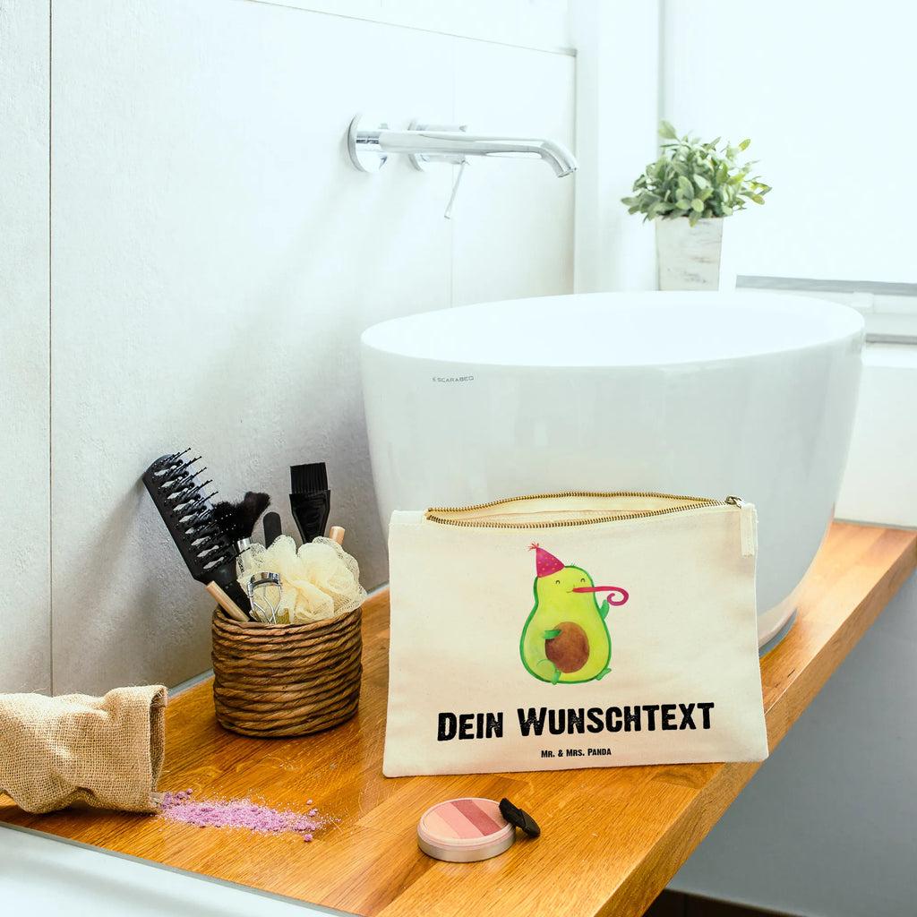 Personalisierte Schminktasche Avocado Feier Schminktasche Groß Mit Wunschtext, Stiftetasche mit Wunschtext, Schminktasche Mit Namen, Schminktäschchen Mit Initialen, Kosmetiktasche Zum Mitnehmen Mit Namen, Schminktasche Mit Muster Und Namen, Aufbewahrung Für Schminke Mit Namen, Personalisierte Schminktasche, Schminktasche Für Teenager Mit Namen, Schminktasche Nachhaltig Mit Wunschtext, Kosmetiktasche Organizer Mit Wunschtext, Stifteaufbewahrung Personalisiert, Schminktasche Blumen Mit Initialen, Schminktasche Stoff Mit Namen, Schminktasche Zum Aufhängen Mit Name, Schminktasche Reise Mit Namen, Kosmetiktasche Personalisiert, Kulturbeutel Damen Personalisiert, Schminktasche Geschenk Personalisiert, Schminkbeutel Mit Gravur, Schminktasche Tiermotiv Mit Namen, Kosmetiktasche Damen Mit Namen, Schminktasche Klein Personalisiert, Schminktasche Für Unterwegs Mit Personalisierung, Make-Up Tasche Mit Name, Schminktasche Mit Reißverschluss Und Namen, Schminktasche Für Mädchen Mit Wunschtext, Kosmetiktasche Für Handtasche Personalisiert, Schminktasche Mit Wunschtext, Schminktasche Mit Fächern Personalisiert, Schminktasche Für Unterwegs Mit Wunschtext, Schminktasche Leder Mit Gravur, Reise-Kosmetiktasche Mit Name, Avocado, Veggie, Vegan, Gesund, Party, Tröte, Geburtstag, Feier, Feierlichkeit, Fete, Gute Laune