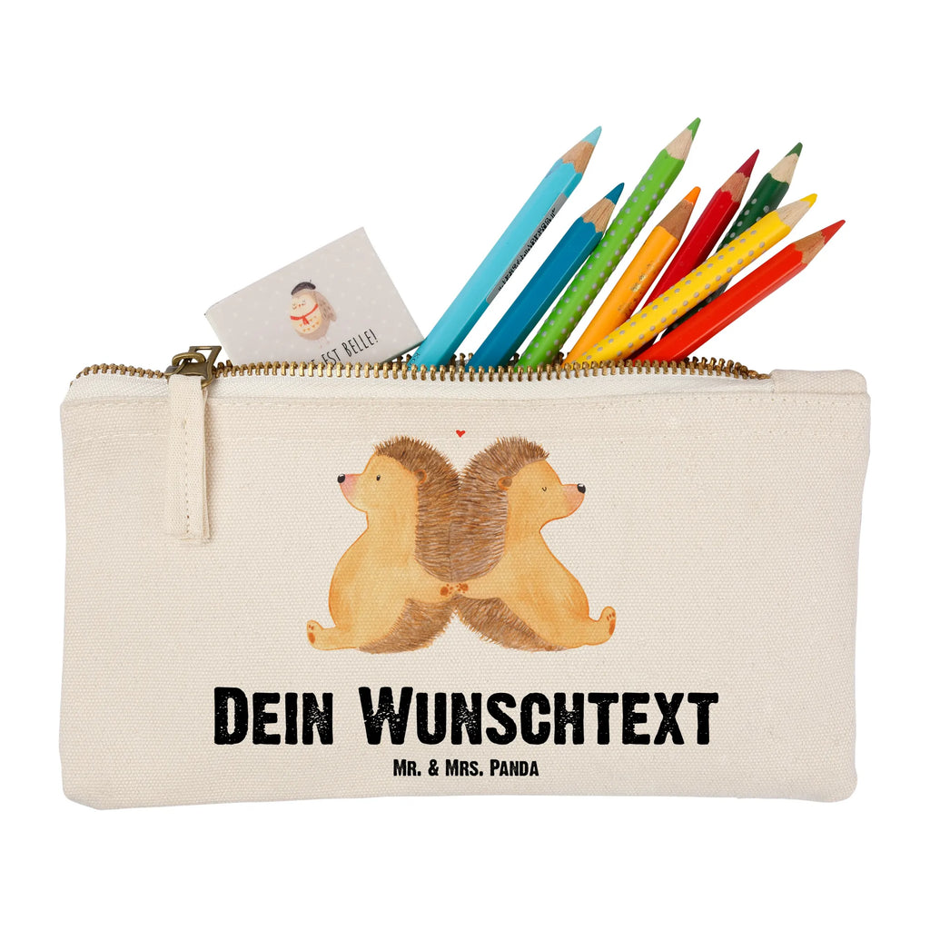 Personalisierte Schminktasche Igel händchenhaltend Kulturbeutel Damen Personalisiert, Schminktasche Geschenk Personalisiert, Schminktasche Klein Personalisiert, Schminktasche Groß Mit Wunschtext, Schminktasche Mit Wunschtext, Kosmetiktasche Damen Mit Namen, Schminktasche Reise Mit Namen, Kosmetiktasche Für Handtasche Personalisiert, Schminktasche Nachhaltig Mit Wunschtext, Schminktasche Für Teenager Mit Namen, Schminktäschchen Mit Initialen, Kosmetiktasche Personalisiert, Schminktasche Für Unterwegs Mit Personalisierung, Stifteaufbewahrung Personalisiert, Schminktasche Für Unterwegs Mit Wunschtext, Schminktasche Blumen Mit Initialen, Schminkbeutel Mit Gravur, Schminktasche Mit Muster Und Namen, Schminktasche Für Mädchen Mit Wunschtext, Schminktasche Mit Fächern Personalisiert, Aufbewahrung Für Schminke Mit Namen, Make-Up Tasche Mit Name, Schminktasche Stoff Mit Namen, Kosmetiktasche Zum Mitnehmen Mit Namen, Reise-Kosmetiktasche Mit Name, Stiftetasche mit Wunschtext, Schminktasche Zum Aufhängen Mit Name, Schminktasche Mit Namen, Schminktasche Mit Reißverschluss Und Namen, Schminktasche Tiermotiv Mit Namen, Kosmetiktasche Organizer Mit Wunschtext, Schminktasche Leder Mit Gravur, Personalisierte Schminktasche, Freundin, Freund, Liebe, Liebesgeschenk, Jahrestag, Verlobung, Partner, Ehemann, Ehefrau, Heiraten, Heiratsantrag, Hocheitstag, Lieblingsmensch, Liebesbeweis, Hand in Hand, Hochzeit, Liebesbotschaft, Igel, Geschenk für Zwei, Gemeinsamkeit, Igelliebe, Love, Große Liebe