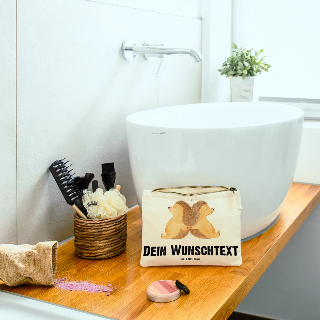 Personalisierte Schminktasche Igel händchenhaltend Kulturbeutel Damen Personalisiert, Schminktasche Geschenk Personalisiert, Schminktasche Klein Personalisiert, Schminktasche Groß Mit Wunschtext, Schminktasche Mit Wunschtext, Kosmetiktasche Damen Mit Namen, Schminktasche Reise Mit Namen, Kosmetiktasche Für Handtasche Personalisiert, Schminktasche Nachhaltig Mit Wunschtext, Schminktasche Für Teenager Mit Namen, Schminktäschchen Mit Initialen, Kosmetiktasche Personalisiert, Schminktasche Für Unterwegs Mit Personalisierung, Stifteaufbewahrung Personalisiert, Schminktasche Für Unterwegs Mit Wunschtext, Schminktasche Blumen Mit Initialen, Schminkbeutel Mit Gravur, Schminktasche Mit Muster Und Namen, Schminktasche Für Mädchen Mit Wunschtext, Schminktasche Mit Fächern Personalisiert, Aufbewahrung Für Schminke Mit Namen, Make-Up Tasche Mit Name, Schminktasche Stoff Mit Namen, Kosmetiktasche Zum Mitnehmen Mit Namen, Reise-Kosmetiktasche Mit Name, Stiftetasche mit Wunschtext, Schminktasche Zum Aufhängen Mit Name, Schminktasche Mit Namen, Schminktasche Mit Reißverschluss Und Namen, Schminktasche Tiermotiv Mit Namen, Kosmetiktasche Organizer Mit Wunschtext, Schminktasche Leder Mit Gravur, Personalisierte Schminktasche, Freundin, Freund, Liebe, Liebesgeschenk, Jahrestag, Verlobung, Partner, Ehemann, Ehefrau, Heiraten, Heiratsantrag, Hocheitstag, Lieblingsmensch, Liebesbeweis, Hand in Hand, Hochzeit, Liebesbotschaft, Igel, Geschenk für Zwei, Gemeinsamkeit, Igelliebe, Love, Große Liebe