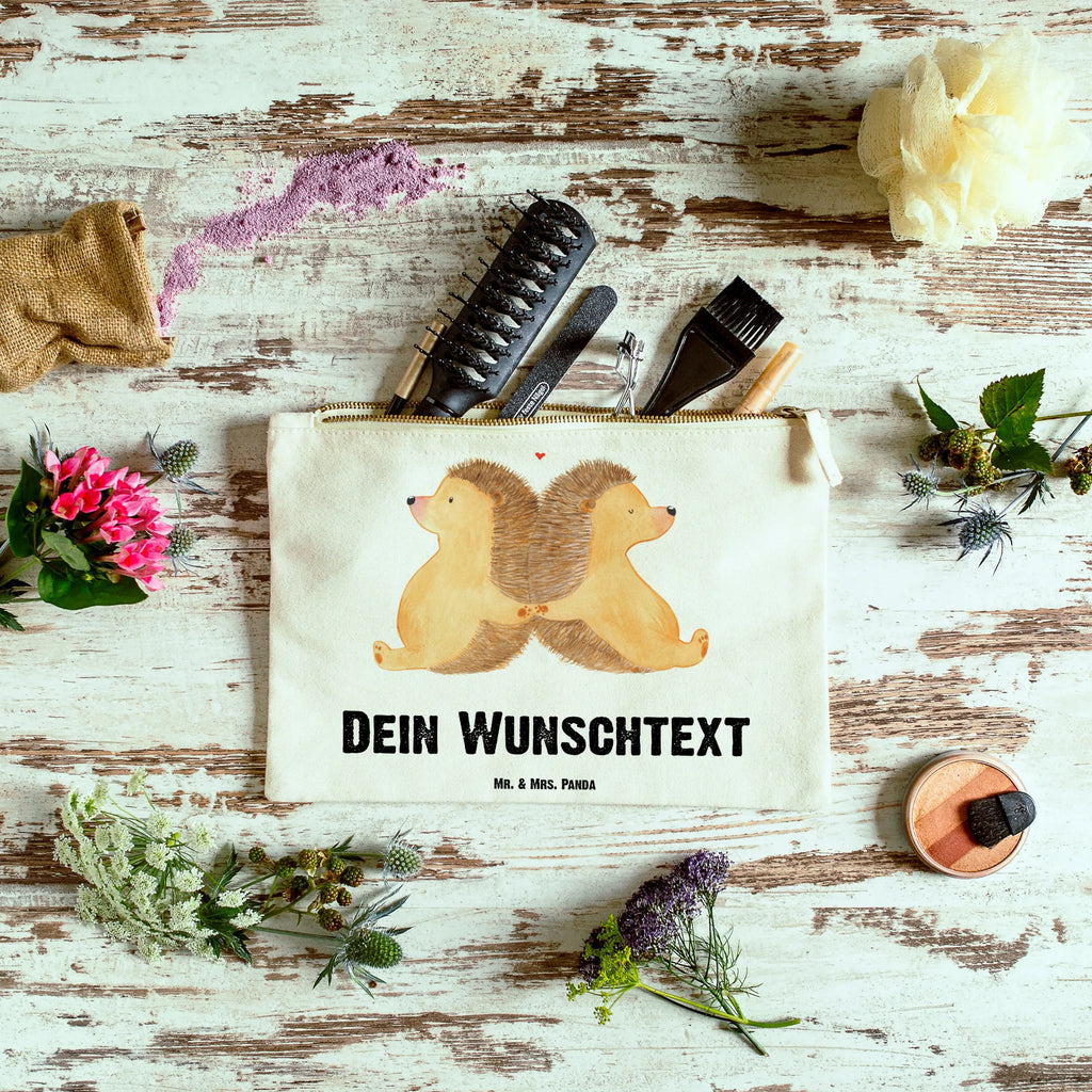 Personalisierte Schminktasche Igel händchenhaltend Kulturbeutel Damen Personalisiert, Schminktasche Geschenk Personalisiert, Schminktasche Klein Personalisiert, Schminktasche Groß Mit Wunschtext, Schminktasche Mit Wunschtext, Kosmetiktasche Damen Mit Namen, Schminktasche Reise Mit Namen, Kosmetiktasche Für Handtasche Personalisiert, Schminktasche Nachhaltig Mit Wunschtext, Schminktasche Für Teenager Mit Namen, Schminktäschchen Mit Initialen, Kosmetiktasche Personalisiert, Schminktasche Für Unterwegs Mit Personalisierung, Stifteaufbewahrung Personalisiert, Schminktasche Für Unterwegs Mit Wunschtext, Schminktasche Blumen Mit Initialen, Schminkbeutel Mit Gravur, Schminktasche Mit Muster Und Namen, Schminktasche Für Mädchen Mit Wunschtext, Schminktasche Mit Fächern Personalisiert, Aufbewahrung Für Schminke Mit Namen, Make-Up Tasche Mit Name, Schminktasche Stoff Mit Namen, Kosmetiktasche Zum Mitnehmen Mit Namen, Reise-Kosmetiktasche Mit Name, Stiftetasche mit Wunschtext, Schminktasche Zum Aufhängen Mit Name, Schminktasche Mit Namen, Schminktasche Mit Reißverschluss Und Namen, Schminktasche Tiermotiv Mit Namen, Kosmetiktasche Organizer Mit Wunschtext, Schminktasche Leder Mit Gravur, Personalisierte Schminktasche, Freundin, Freund, Liebe, Liebesgeschenk, Jahrestag, Verlobung, Partner, Ehemann, Ehefrau, Heiraten, Heiratsantrag, Hocheitstag, Lieblingsmensch, Liebesbeweis, Hand in Hand, Hochzeit, Liebesbotschaft, Igel, Geschenk für Zwei, Gemeinsamkeit, Igelliebe, Love, Große Liebe