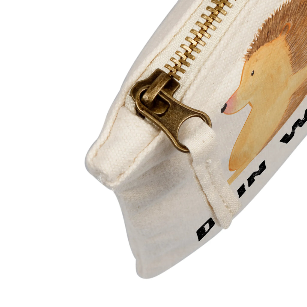 Personalisierte Schminktasche Igel händchenhaltend Kulturbeutel Damen Personalisiert, Schminktasche Geschenk Personalisiert, Schminktasche Klein Personalisiert, Schminktasche Groß Mit Wunschtext, Schminktasche Mit Wunschtext, Kosmetiktasche Damen Mit Namen, Schminktasche Reise Mit Namen, Kosmetiktasche Für Handtasche Personalisiert, Schminktasche Nachhaltig Mit Wunschtext, Schminktasche Für Teenager Mit Namen, Schminktäschchen Mit Initialen, Kosmetiktasche Personalisiert, Schminktasche Für Unterwegs Mit Personalisierung, Stifteaufbewahrung Personalisiert, Schminktasche Für Unterwegs Mit Wunschtext, Schminktasche Blumen Mit Initialen, Schminkbeutel Mit Gravur, Schminktasche Mit Muster Und Namen, Schminktasche Für Mädchen Mit Wunschtext, Schminktasche Mit Fächern Personalisiert, Aufbewahrung Für Schminke Mit Namen, Make-Up Tasche Mit Name, Schminktasche Stoff Mit Namen, Kosmetiktasche Zum Mitnehmen Mit Namen, Reise-Kosmetiktasche Mit Name, Stiftetasche mit Wunschtext, Schminktasche Zum Aufhängen Mit Name, Schminktasche Mit Namen, Schminktasche Mit Reißverschluss Und Namen, Schminktasche Tiermotiv Mit Namen, Kosmetiktasche Organizer Mit Wunschtext, Schminktasche Leder Mit Gravur, Personalisierte Schminktasche, Freundin, Freund, Liebe, Liebesgeschenk, Jahrestag, Verlobung, Partner, Ehemann, Ehefrau, Heiraten, Heiratsantrag, Hocheitstag, Lieblingsmensch, Liebesbeweis, Hand in Hand, Hochzeit, Liebesbotschaft, Igel, Geschenk für Zwei, Gemeinsamkeit, Igelliebe, Love, Große Liebe