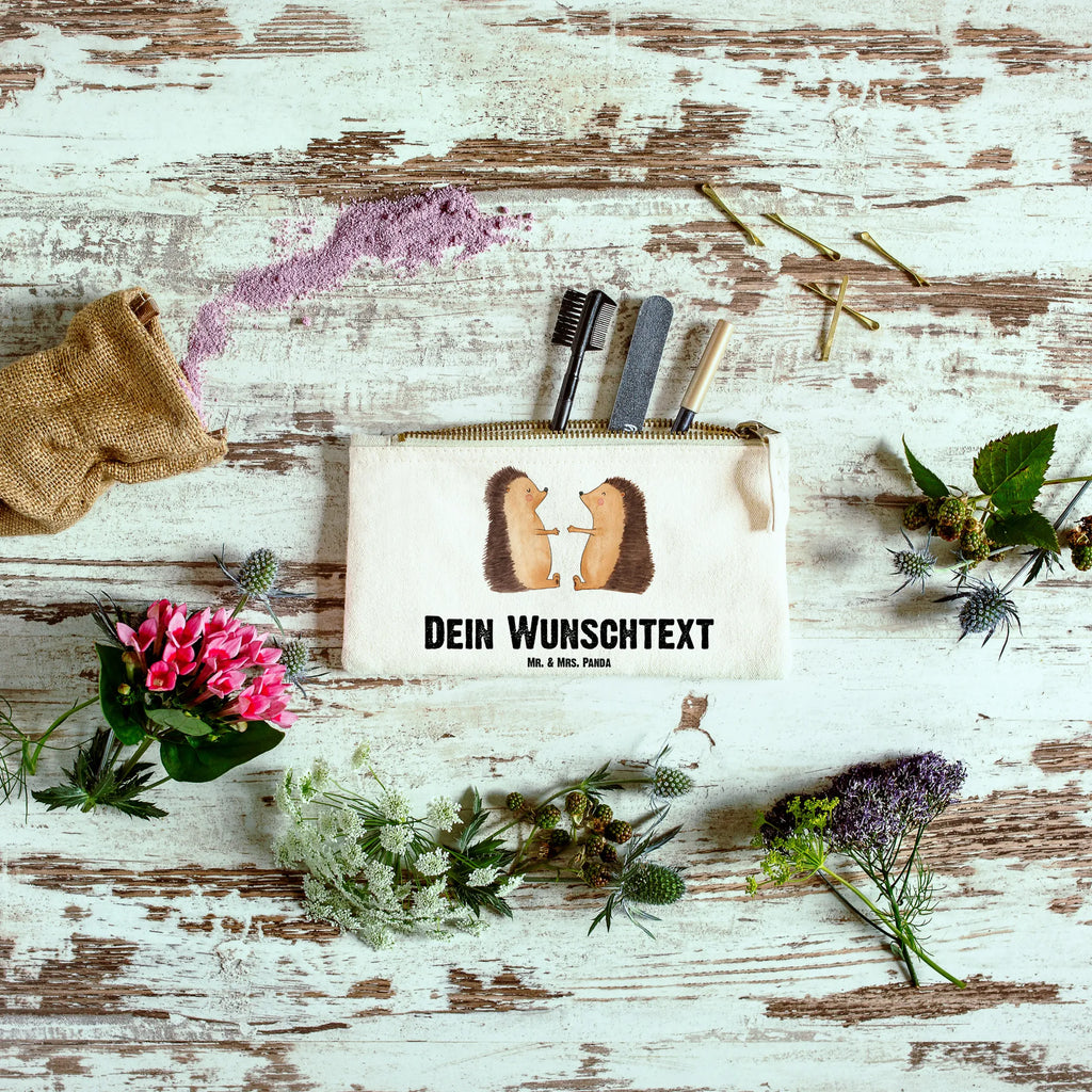 Personalisierte Schminktasche Igel Liebe Kosmetiktasche Zum Mitnehmen Mit Namen, Personalisierte Schminktasche, Schminktasche Stoff Mit Namen, Schminktasche Zum Aufhängen Mit Name, Kosmetiktasche Damen Mit Namen, Schminktasche Mit Fächern Personalisiert, Schminktasche Geschenk Personalisiert, Kosmetiktasche Personalisiert, Schminktäschchen Mit Initialen, Schminktasche Groß Mit Wunschtext, Reise-Kosmetiktasche Mit Name, Schminktasche Für Mädchen Mit Wunschtext, Schminktasche Mit Muster Und Namen, Schminktasche Blumen Mit Initialen, Schminkbeutel Mit Gravur, Kosmetiktasche Organizer Mit Wunschtext, Schminktasche Nachhaltig Mit Wunschtext, Schminktasche Reise Mit Namen, Kulturbeutel Damen Personalisiert, Schminktasche Klein Personalisiert, Kosmetiktasche Für Handtasche Personalisiert, Make-Up Tasche Mit Name, Schminktasche Tiermotiv Mit Namen, Aufbewahrung Für Schminke Mit Namen, Schminktasche Für Teenager Mit Namen, Schminktasche Mit Reißverschluss Und Namen, Schminktasche Mit Wunschtext, Stiftetasche mit Wunschtext, Schminktasche Für Unterwegs Mit Personalisierung, Schminktasche Mit Namen, Stifteaufbewahrung Personalisiert, Schminktasche Für Unterwegs Mit Wunschtext, Schminktasche Leder Mit Gravur, Liebe, Partner, Freund, Freundin, Ehemann, Ehefrau, Heiraten, Verlobung, Heiratsantrag, Liebesgeschenk, Jahrestag, Hocheitstag, Verliebt, Liebesbeweis, Igel, Verlobt, Verheiratet, Hochzeit, Hochzeitstag, Geschenk