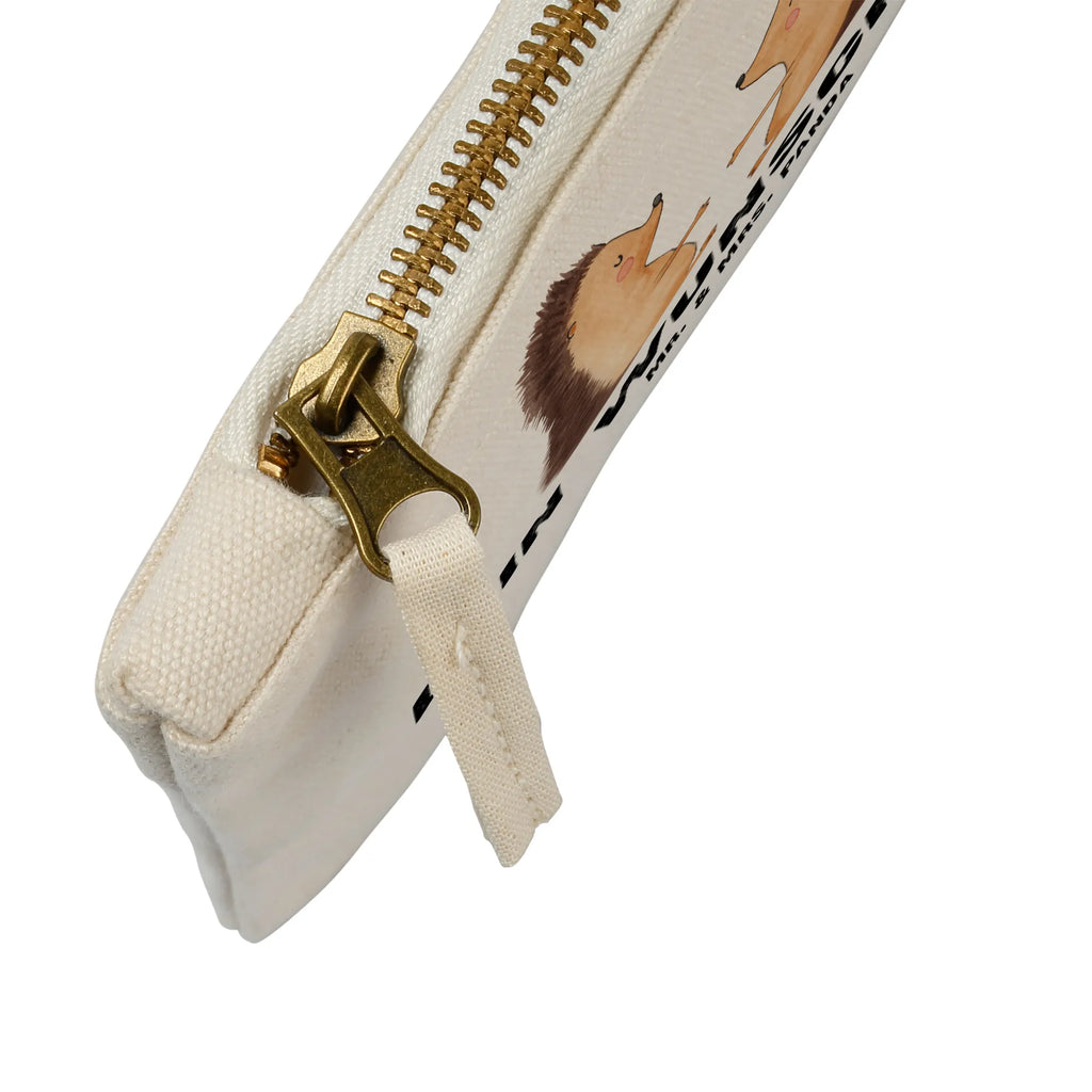 Personalisierte Schminktasche Igel Liebe Kosmetiktasche Zum Mitnehmen Mit Namen, Personalisierte Schminktasche, Schminktasche Stoff Mit Namen, Schminktasche Zum Aufhängen Mit Name, Kosmetiktasche Damen Mit Namen, Schminktasche Mit Fächern Personalisiert, Schminktasche Geschenk Personalisiert, Kosmetiktasche Personalisiert, Schminktäschchen Mit Initialen, Schminktasche Groß Mit Wunschtext, Reise-Kosmetiktasche Mit Name, Schminktasche Für Mädchen Mit Wunschtext, Schminktasche Mit Muster Und Namen, Schminktasche Blumen Mit Initialen, Schminkbeutel Mit Gravur, Kosmetiktasche Organizer Mit Wunschtext, Schminktasche Nachhaltig Mit Wunschtext, Schminktasche Reise Mit Namen, Kulturbeutel Damen Personalisiert, Schminktasche Klein Personalisiert, Kosmetiktasche Für Handtasche Personalisiert, Make-Up Tasche Mit Name, Schminktasche Tiermotiv Mit Namen, Aufbewahrung Für Schminke Mit Namen, Schminktasche Für Teenager Mit Namen, Schminktasche Mit Reißverschluss Und Namen, Schminktasche Mit Wunschtext, Stiftetasche mit Wunschtext, Schminktasche Für Unterwegs Mit Personalisierung, Schminktasche Mit Namen, Stifteaufbewahrung Personalisiert, Schminktasche Für Unterwegs Mit Wunschtext, Schminktasche Leder Mit Gravur, Liebe, Partner, Freund, Freundin, Ehemann, Ehefrau, Heiraten, Verlobung, Heiratsantrag, Liebesgeschenk, Jahrestag, Hocheitstag, Verliebt, Liebesbeweis, Igel, Verlobt, Verheiratet, Hochzeit, Hochzeitstag, Geschenk