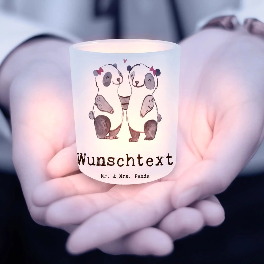 Personalisiertes Windlicht Panda Beste Schwester der Welt Teelichthalter für Draußen Selber Gestalten, Windlicht mit Namen, Windlichtgläser, Teelichthalter Outdoor mit Namen, Windlichter mit Namen, Windlichter für Teelichter, Windlicht Garten mit Namen, Kerzengläser, Windlicht Vintage mit Namen, Windlicht Draußen Selber Gestalten, Windlicht Dekoration mit Namen, Windlicht Glas mit Wunschtext, Teelichthalter mit Namen, Windglas, Teelicht Glas mit Namen, Teelichthalter mit Wunschtext, Geschenkidee, Geschenk, Schenken, Mitbringsel, Geburtstag, Geburtstagsgeschenk, für, Danke, Dankeschön, Bedanken, Freude machen, Geschenktipp, Schwesterherz, Familie, Tochter, Geschwister, Liebe, Kinder, Schwestern, Schwester, Kleinigkeit, Beste, Sister