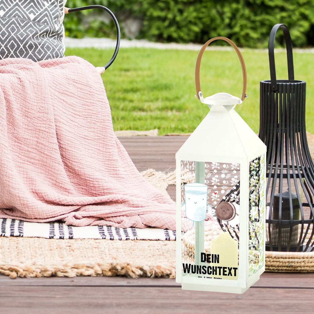 Personalisierte Deko Laterne Milch & Keks XXL-Laterne Mit Wunschname, Kleine Laterne Mit Namensdruck, Hängelaterne Mit Namensgravur, Skandinavische Laterne Mit Namen, Metalllaterne Mit Namen, Weiße Laterne Mit Wunschname, Personalisierte Deko Laterne, Holzlaterne Mit Namensdruck, Rustikale Laterne Mit Namensgravur, Laterne Mit Blumenmotiv Und Wunschname, Laternen-Set Personalisiert, Teelichthalter Laterne Mit Wunschname, Terrasse-Laterne Mit Wunschnamen, Lichterlaterne Mit Wunschname, Spiegelglas-Laterne Mit Namensdruck, Moderne Laterne Mit Namen, LED-Laterne Mit Namensgravur, Beleuchtete Laterne Mit Namen, Klassische Laterne Mit Namensgravur, Laterne Deko Mit Namen, Motivlaterne Mit Namensgravur, Pastellfarbene Laterne Mit Namensdruck, Kerzenlaterne Mit Namensdruck, Glaslaterne Mit Wunschname, Minimalistische Laterne Mit Namen, Windlichtlaterne Mit Namensgravur, Maritim-Laterne Mit Wunschname, Vintage-Laterne Personalisiert, Hängelaterne Deko Mit Namen, Dekolaterne Mit Wunschname, Gartenlaterne Personalisiert, Stellbare Laterne Mit Namen, Landhausstil-Laterne Mit Namen, Wetterfeste Laterne Mit Wunschname, Lichterkettenlaterne Mit Namen, Shabby-Chic-Laterne Mit Wunschname, Laterne Mit Sternenmuster Und Namen, Laternenwindlicht Mit Namen, Innenraum-Laterne Mit Namen, Laterne Mit Griff Und Wunschname, Orientalische Laterne Mit Namensdruck, Deko Laterne Mit Namen, Romantische Laterne Mit Wunschname, Tischlaterne Mit Wunschname, Outdoor-Laterne Mit Wunschname, Tiermotive, Gute Laune, lustige Sprüche, Tiere, perfektes Paar, Einladung Frühstück, Motiv süß, Cookie, romantisch, Kekse, Milk, Kaffee, Keks, Milch