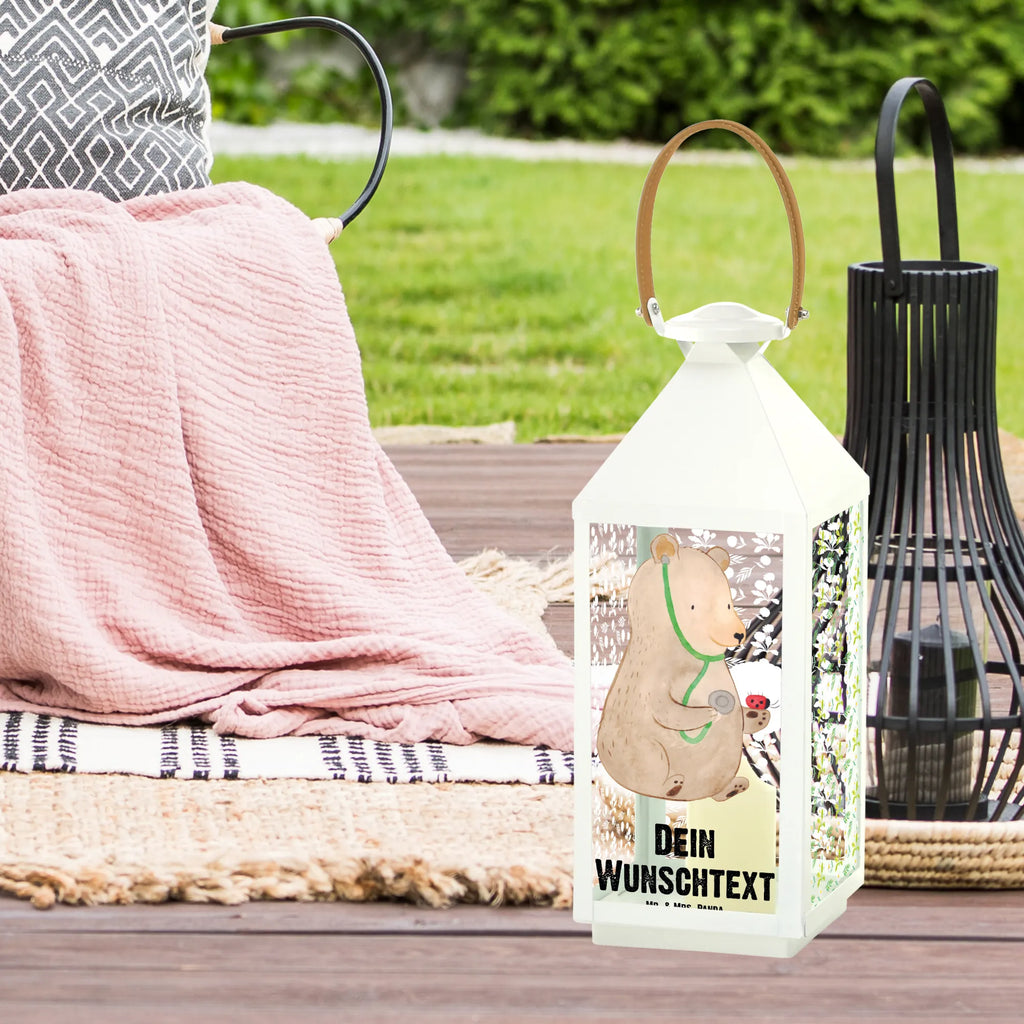 Personalisierte Deko Laterne Bär Arzt Spiegelglas-Laterne Mit Namensdruck, Windlichtlaterne Mit Namensgravur, Teelichthalter Laterne Mit Wunschname, Hängelaterne Mit Namensgravur, Laterne Deko Mit Namen, Kleine Laterne Mit Namensdruck, Tischlaterne Mit Wunschname, Klassische Laterne Mit Namensgravur, Metalllaterne Mit Namen, Laterne Mit Griff Und Wunschname, Motivlaterne Mit Namensgravur, Dekolaterne Mit Wunschname, Laternen-Set Personalisiert, Orientalische Laterne Mit Namensdruck, Gartenlaterne Personalisiert, Personalisierte Deko Laterne, Vintage-Laterne Personalisiert, Innenraum-Laterne Mit Namen, Laterne Mit Sternenmuster Und Namen, Maritim-Laterne Mit Wunschname, Laterne Mit Blumenmotiv Und Wunschname, Laternenwindlicht Mit Namen, Shabby-Chic-Laterne Mit Wunschname, Glaslaterne Mit Wunschname, Holzlaterne Mit Namensdruck, Lichterlaterne Mit Wunschname, Hängelaterne Deko Mit Namen, Pastellfarbene Laterne Mit Namensdruck, Terrasse-Laterne Mit Wunschnamen, Beleuchtete Laterne Mit Namen, Kerzenlaterne Mit Namensdruck, Romantische Laterne Mit Wunschname, Wetterfeste Laterne Mit Wunschname, Landhausstil-Laterne Mit Namen, Lichterkettenlaterne Mit Namen, Rustikale Laterne Mit Namensgravur, Stellbare Laterne Mit Namen, Minimalistische Laterne Mit Namen, XXL-Laterne Mit Wunschname, Skandinavische Laterne Mit Namen, LED-Laterne Mit Namensgravur, Outdoor-Laterne Mit Wunschname, Moderne Laterne Mit Namen, Deko Laterne Mit Namen, Weiße Laterne Mit Wunschname, Bär, Teddy, Teddybär, Doktor, Professor, Arzt, Doktorin, Ärztin, Professorin