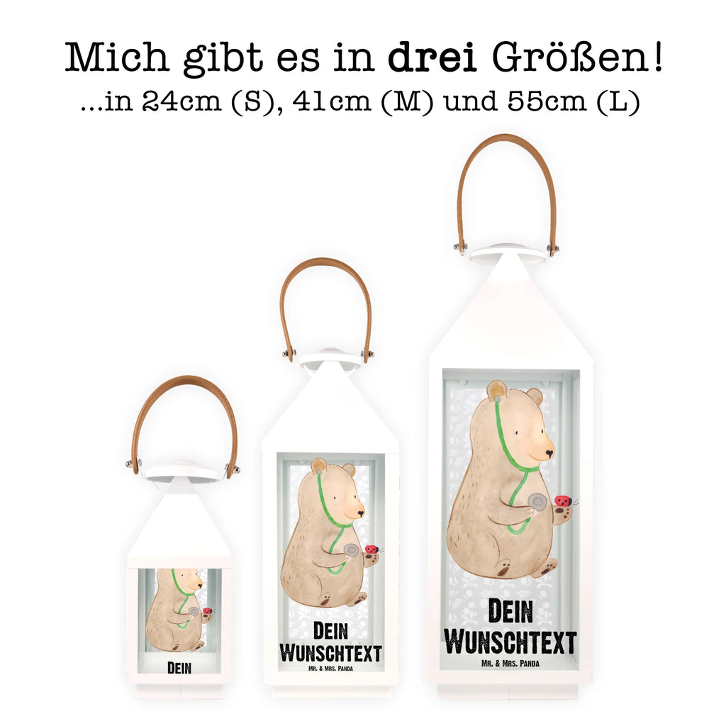 Personalisierte Deko Laterne Bär Arzt Spiegelglas-Laterne Mit Namensdruck, Windlichtlaterne Mit Namensgravur, Teelichthalter Laterne Mit Wunschname, Hängelaterne Mit Namensgravur, Laterne Deko Mit Namen, Kleine Laterne Mit Namensdruck, Tischlaterne Mit Wunschname, Klassische Laterne Mit Namensgravur, Metalllaterne Mit Namen, Laterne Mit Griff Und Wunschname, Motivlaterne Mit Namensgravur, Dekolaterne Mit Wunschname, Laternen-Set Personalisiert, Orientalische Laterne Mit Namensdruck, Gartenlaterne Personalisiert, Personalisierte Deko Laterne, Vintage-Laterne Personalisiert, Innenraum-Laterne Mit Namen, Laterne Mit Sternenmuster Und Namen, Maritim-Laterne Mit Wunschname, Laterne Mit Blumenmotiv Und Wunschname, Laternenwindlicht Mit Namen, Shabby-Chic-Laterne Mit Wunschname, Glaslaterne Mit Wunschname, Holzlaterne Mit Namensdruck, Lichterlaterne Mit Wunschname, Hängelaterne Deko Mit Namen, Pastellfarbene Laterne Mit Namensdruck, Terrasse-Laterne Mit Wunschnamen, Beleuchtete Laterne Mit Namen, Kerzenlaterne Mit Namensdruck, Romantische Laterne Mit Wunschname, Wetterfeste Laterne Mit Wunschname, Landhausstil-Laterne Mit Namen, Lichterkettenlaterne Mit Namen, Rustikale Laterne Mit Namensgravur, Stellbare Laterne Mit Namen, Minimalistische Laterne Mit Namen, XXL-Laterne Mit Wunschname, Skandinavische Laterne Mit Namen, LED-Laterne Mit Namensgravur, Outdoor-Laterne Mit Wunschname, Moderne Laterne Mit Namen, Deko Laterne Mit Namen, Weiße Laterne Mit Wunschname, Bär, Teddy, Teddybär, Doktor, Professor, Arzt, Doktorin, Ärztin, Professorin