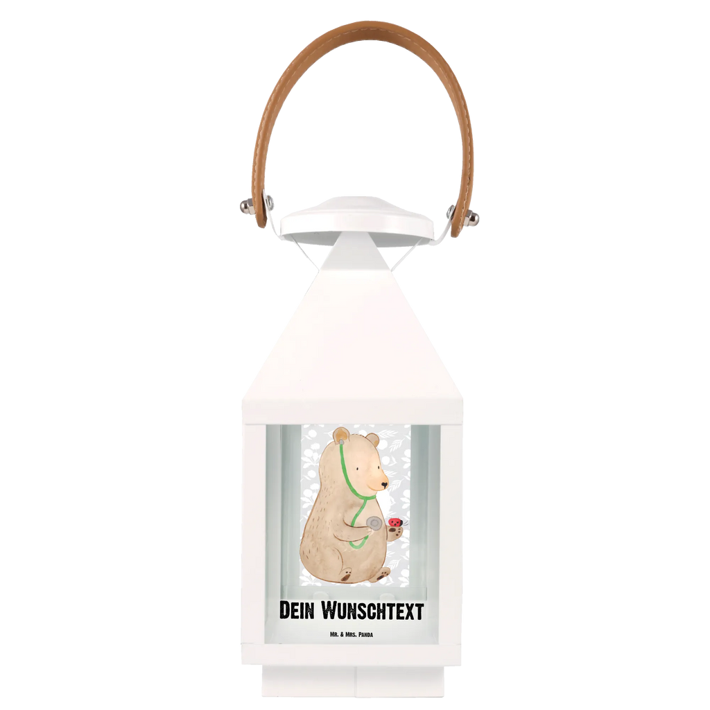 Personalisierte Deko Laterne Bär Arzt Spiegelglas-Laterne Mit Namensdruck, Windlichtlaterne Mit Namensgravur, Teelichthalter Laterne Mit Wunschname, Hängelaterne Mit Namensgravur, Laterne Deko Mit Namen, Kleine Laterne Mit Namensdruck, Tischlaterne Mit Wunschname, Klassische Laterne Mit Namensgravur, Metalllaterne Mit Namen, Laterne Mit Griff Und Wunschname, Motivlaterne Mit Namensgravur, Dekolaterne Mit Wunschname, Laternen-Set Personalisiert, Orientalische Laterne Mit Namensdruck, Gartenlaterne Personalisiert, Personalisierte Deko Laterne, Vintage-Laterne Personalisiert, Innenraum-Laterne Mit Namen, Laterne Mit Sternenmuster Und Namen, Maritim-Laterne Mit Wunschname, Laterne Mit Blumenmotiv Und Wunschname, Laternenwindlicht Mit Namen, Shabby-Chic-Laterne Mit Wunschname, Glaslaterne Mit Wunschname, Holzlaterne Mit Namensdruck, Lichterlaterne Mit Wunschname, Hängelaterne Deko Mit Namen, Pastellfarbene Laterne Mit Namensdruck, Terrasse-Laterne Mit Wunschnamen, Beleuchtete Laterne Mit Namen, Kerzenlaterne Mit Namensdruck, Romantische Laterne Mit Wunschname, Wetterfeste Laterne Mit Wunschname, Landhausstil-Laterne Mit Namen, Lichterkettenlaterne Mit Namen, Rustikale Laterne Mit Namensgravur, Stellbare Laterne Mit Namen, Minimalistische Laterne Mit Namen, XXL-Laterne Mit Wunschname, Skandinavische Laterne Mit Namen, LED-Laterne Mit Namensgravur, Outdoor-Laterne Mit Wunschname, Moderne Laterne Mit Namen, Deko Laterne Mit Namen, Weiße Laterne Mit Wunschname, Bär, Teddy, Teddybär, Doktor, Professor, Arzt, Doktorin, Ärztin, Professorin