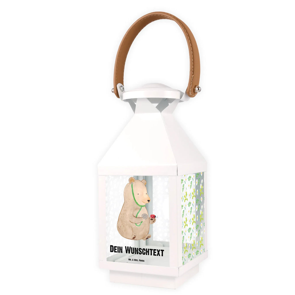 Personalisierte Deko Laterne Bär Arzt Spiegelglas-Laterne Mit Namensdruck, Windlichtlaterne Mit Namensgravur, Teelichthalter Laterne Mit Wunschname, Hängelaterne Mit Namensgravur, Laterne Deko Mit Namen, Kleine Laterne Mit Namensdruck, Tischlaterne Mit Wunschname, Klassische Laterne Mit Namensgravur, Metalllaterne Mit Namen, Laterne Mit Griff Und Wunschname, Motivlaterne Mit Namensgravur, Dekolaterne Mit Wunschname, Laternen-Set Personalisiert, Orientalische Laterne Mit Namensdruck, Gartenlaterne Personalisiert, Personalisierte Deko Laterne, Vintage-Laterne Personalisiert, Innenraum-Laterne Mit Namen, Laterne Mit Sternenmuster Und Namen, Maritim-Laterne Mit Wunschname, Laterne Mit Blumenmotiv Und Wunschname, Laternenwindlicht Mit Namen, Shabby-Chic-Laterne Mit Wunschname, Glaslaterne Mit Wunschname, Holzlaterne Mit Namensdruck, Lichterlaterne Mit Wunschname, Hängelaterne Deko Mit Namen, Pastellfarbene Laterne Mit Namensdruck, Terrasse-Laterne Mit Wunschnamen, Beleuchtete Laterne Mit Namen, Kerzenlaterne Mit Namensdruck, Romantische Laterne Mit Wunschname, Wetterfeste Laterne Mit Wunschname, Landhausstil-Laterne Mit Namen, Lichterkettenlaterne Mit Namen, Rustikale Laterne Mit Namensgravur, Stellbare Laterne Mit Namen, Minimalistische Laterne Mit Namen, XXL-Laterne Mit Wunschname, Skandinavische Laterne Mit Namen, LED-Laterne Mit Namensgravur, Outdoor-Laterne Mit Wunschname, Moderne Laterne Mit Namen, Deko Laterne Mit Namen, Weiße Laterne Mit Wunschname, Bär, Teddy, Teddybär, Doktor, Professor, Arzt, Doktorin, Ärztin, Professorin