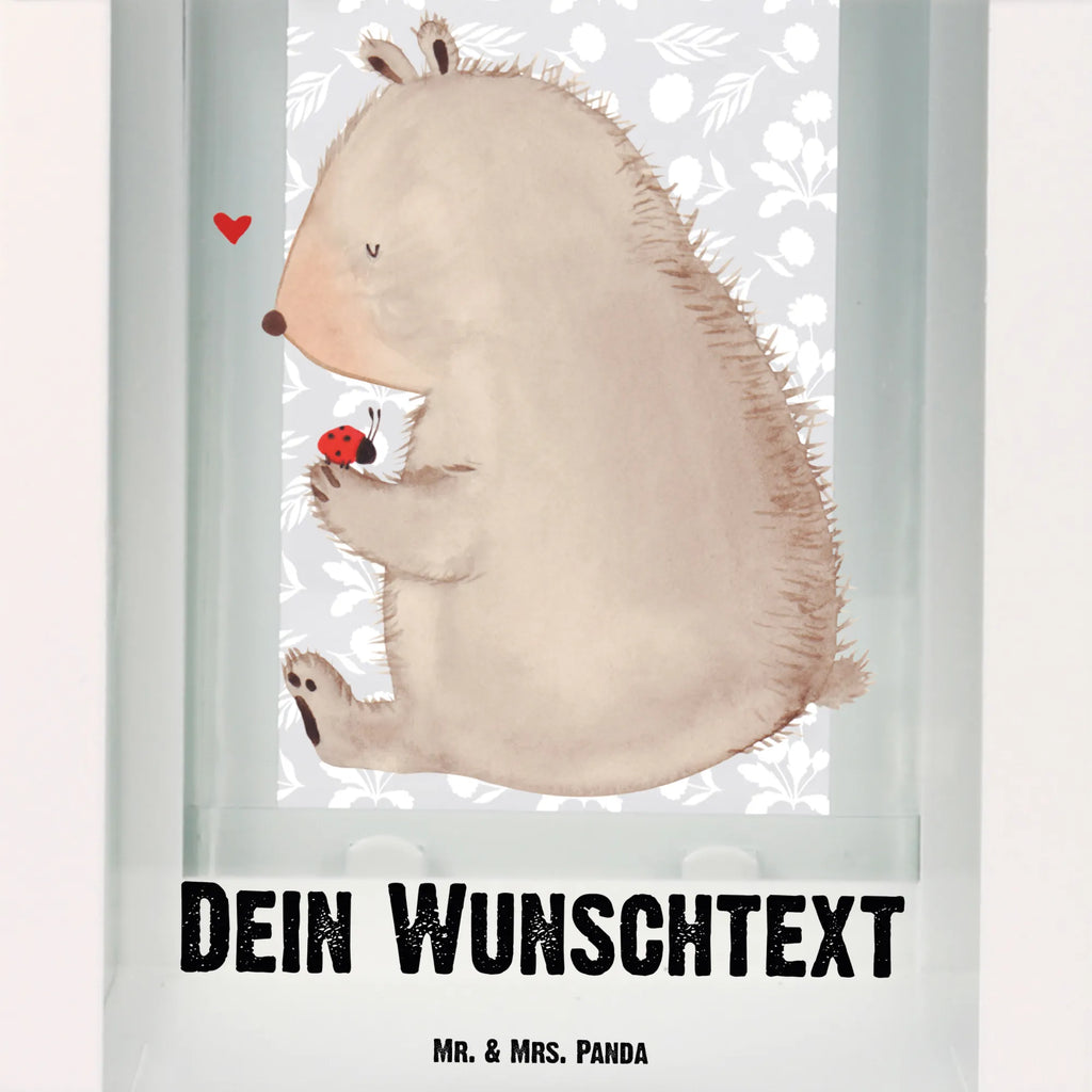 Personalisierte Deko Laterne Bär mit Marienkäfer Innenraum-Laterne Mit Namen, Skandinavische Laterne Mit Namen, Deko Laterne, LED-Laterne Mit Namensgravur, Laterne Deko Mit Namen, Gartenlaterne Personalisiert, Metalllaterne Mit Namen, Tischlaterne Mit Wunschname, Lichterlaterne Mit Wunschname, Stellbare Laterne Mit Namen, Lichterkettenlaterne Mit Namen, Laterne Mit Blumenmotiv Und Wunschname, Hängeleuchte, Moderne Laterne Mit Namen, Kerzenlaterne Mit Namensdruck, Vintage-Laterne Personalisiert, Romantische Laterne Mit Wunschname, Wetterfeste Laterne Mit Wunschname, Minimalistische Laterne Mit Namen, Pastellfarbene Laterne Mit Namensdruck, Leuchten, Weiße Laterne Mit Wunschname, Beleuchtete Laterne Mit Namen, Hängelaterne Mit Namensgravur, Klassische Laterne Mit Namensgravur, XXL-Laterne Mit Wunschname, Dekolaterne Mit Wunschname, Kleine Laterne Mit Namensdruck, Teelichthalter Laterne Mit Wunschname, Glaslaterne Mit Wunschname, Landhausstil-Laterne Mit Namen, Rustikale Laterne Mit Namensgravur, Maritim-Laterne Mit Wunschname, Spiegelglas-Laterne Mit Namensdruck, Laterne Mit Griff Und Wunschname, Windlicht, Personalisierte Deko Laterne, Windlichtlaterne Mit Namensgravur, Holzlaterne Mit Namensdruck, Deko Laterne Mit Namen, Laternenwindlicht Mit Namen, Motivlaterne Mit Namensgravur, Laternen-Set Personalisiert, Metall Laterne, Shabby-Chic-Laterne Mit Wunschname, Orientalische Laterne Mit Namensdruck, Laterne Mit Sternenmuster Und Namen, Outdoor-Laterne Mit Wunschname, Hängelaterne Deko Mit Namen, Terrasse-Laterne Mit Wunschnamen, Teddy, Bär, Teddybär, Liebe, Das Leben Ist schön, Freiheit, Motivation, Marienkäfer