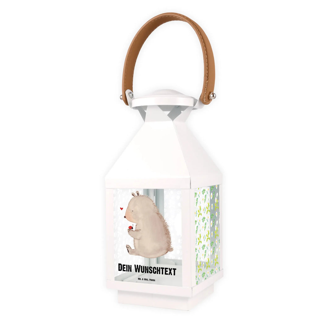 Personalisierte Deko Laterne Bär mit Marienkäfer Innenraum-Laterne Mit Namen, Skandinavische Laterne Mit Namen, Deko Laterne, LED-Laterne Mit Namensgravur, Laterne Deko Mit Namen, Gartenlaterne Personalisiert, Metalllaterne Mit Namen, Tischlaterne Mit Wunschname, Lichterlaterne Mit Wunschname, Stellbare Laterne Mit Namen, Lichterkettenlaterne Mit Namen, Laterne Mit Blumenmotiv Und Wunschname, Hängeleuchte, Moderne Laterne Mit Namen, Kerzenlaterne Mit Namensdruck, Vintage-Laterne Personalisiert, Romantische Laterne Mit Wunschname, Wetterfeste Laterne Mit Wunschname, Minimalistische Laterne Mit Namen, Pastellfarbene Laterne Mit Namensdruck, Leuchten, Weiße Laterne Mit Wunschname, Beleuchtete Laterne Mit Namen, Hängelaterne Mit Namensgravur, Klassische Laterne Mit Namensgravur, XXL-Laterne Mit Wunschname, Dekolaterne Mit Wunschname, Kleine Laterne Mit Namensdruck, Teelichthalter Laterne Mit Wunschname, Glaslaterne Mit Wunschname, Landhausstil-Laterne Mit Namen, Rustikale Laterne Mit Namensgravur, Maritim-Laterne Mit Wunschname, Spiegelglas-Laterne Mit Namensdruck, Laterne Mit Griff Und Wunschname, Windlicht, Personalisierte Deko Laterne, Windlichtlaterne Mit Namensgravur, Holzlaterne Mit Namensdruck, Deko Laterne Mit Namen, Laternenwindlicht Mit Namen, Motivlaterne Mit Namensgravur, Laternen-Set Personalisiert, Metall Laterne, Shabby-Chic-Laterne Mit Wunschname, Orientalische Laterne Mit Namensdruck, Laterne Mit Sternenmuster Und Namen, Outdoor-Laterne Mit Wunschname, Hängelaterne Deko Mit Namen, Terrasse-Laterne Mit Wunschnamen, Teddy, Bär, Teddybär, Liebe, Das Leben Ist schön, Freiheit, Motivation, Marienkäfer