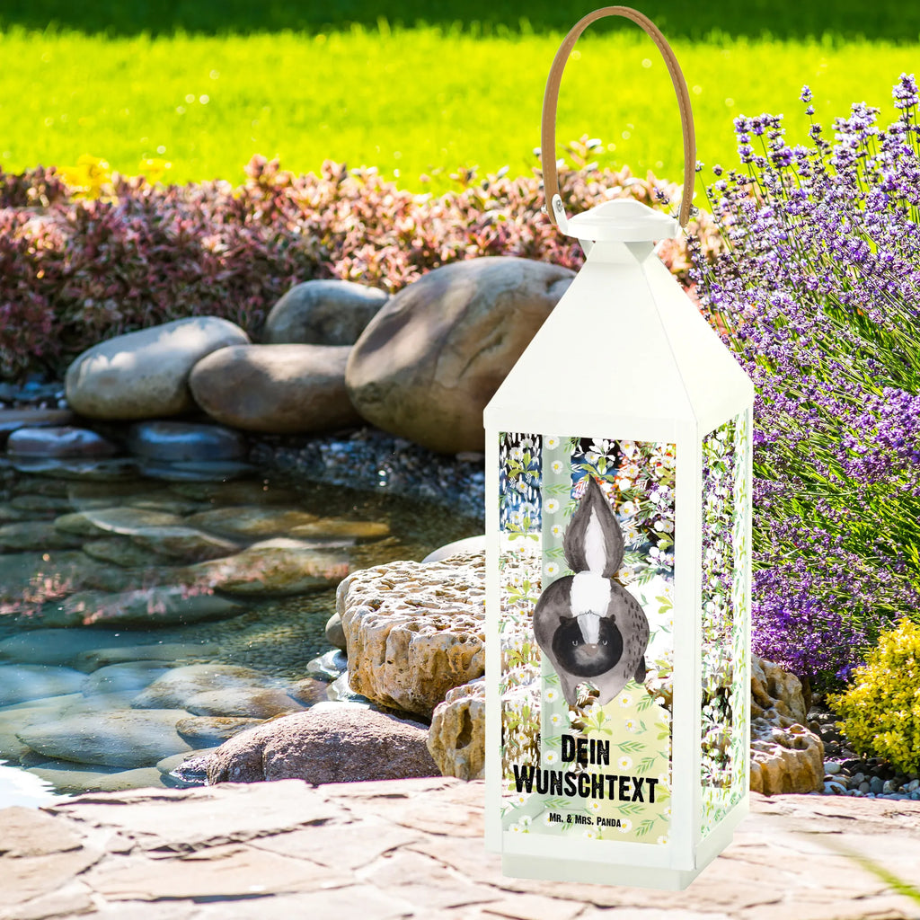 Personalisierte Deko Laterne Stinktier Angriff Laterne Mit Sternenmuster Und Namen, Stellbare Laterne Mit Namen, Innenraum-Laterne Mit Namen, LED-Laterne Mit Namensgravur, Wetterfeste Laterne Mit Wunschname, Skandinavische Laterne Mit Namen, Spiegelglas-Laterne Mit Namensdruck, Lichterkettenlaterne Mit Namen, Klassische Laterne Mit Namensgravur, Glaslaterne Mit Wunschname, Kleine Laterne Mit Namensdruck, Rustikale Laterne Mit Namensgravur, Outdoor-Laterne Mit Wunschname, Moderne Laterne Mit Namen, Shabby-Chic-Laterne Mit Wunschname, Maritim-Laterne Mit Wunschname, Deko Laterne Mit Namen, Hängeleuchte, Orientalische Laterne Mit Namensdruck, Laternen-Set Personalisiert, Laterne Deko Mit Namen, Metall Laterne, Teelichthalter Laterne Mit Wunschname, Windlichtlaterne Mit Namensgravur, Minimalistische Laterne Mit Namen, Tischlaterne Mit Wunschname, Laterne Mit Blumenmotiv Und Wunschname, Beleuchtete Laterne Mit Namen, Deko Laterne, Vintage-Laterne Personalisiert, Personalisierte Deko Laterne, Lichterlaterne Mit Wunschname, Romantische Laterne Mit Wunschname, Motivlaterne Mit Namensgravur, XXL-Laterne Mit Wunschname, Weiße Laterne Mit Wunschname, Gartenlaterne Personalisiert, Pastellfarbene Laterne Mit Namensdruck, Hängelaterne Deko Mit Namen, Metalllaterne Mit Namen, Landhausstil-Laterne Mit Namen, Holzlaterne Mit Namensdruck, Kerzenlaterne Mit Namensdruck, Windlicht, Laternenwindlicht Mit Namen, Leuchten, Terrasse-Laterne Mit Wunschnamen, Laterne Mit Griff Und Wunschname, Dekolaterne Mit Wunschname, Hängelaterne Mit Namensgravur, Stinktier, Skunk, Drohung, wütend, Wildtier, Stinki, Raubtier, Stinker