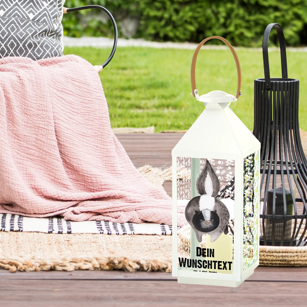 Personalisierte Deko Laterne Stinktier Angriff Laterne Mit Sternenmuster Und Namen, Stellbare Laterne Mit Namen, Innenraum-Laterne Mit Namen, LED-Laterne Mit Namensgravur, Wetterfeste Laterne Mit Wunschname, Skandinavische Laterne Mit Namen, Spiegelglas-Laterne Mit Namensdruck, Lichterkettenlaterne Mit Namen, Klassische Laterne Mit Namensgravur, Glaslaterne Mit Wunschname, Kleine Laterne Mit Namensdruck, Rustikale Laterne Mit Namensgravur, Outdoor-Laterne Mit Wunschname, Moderne Laterne Mit Namen, Shabby-Chic-Laterne Mit Wunschname, Maritim-Laterne Mit Wunschname, Deko Laterne Mit Namen, Hängeleuchte, Orientalische Laterne Mit Namensdruck, Laternen-Set Personalisiert, Laterne Deko Mit Namen, Metall Laterne, Teelichthalter Laterne Mit Wunschname, Windlichtlaterne Mit Namensgravur, Minimalistische Laterne Mit Namen, Tischlaterne Mit Wunschname, Laterne Mit Blumenmotiv Und Wunschname, Beleuchtete Laterne Mit Namen, Deko Laterne, Vintage-Laterne Personalisiert, Personalisierte Deko Laterne, Lichterlaterne Mit Wunschname, Romantische Laterne Mit Wunschname, Motivlaterne Mit Namensgravur, XXL-Laterne Mit Wunschname, Weiße Laterne Mit Wunschname, Gartenlaterne Personalisiert, Pastellfarbene Laterne Mit Namensdruck, Hängelaterne Deko Mit Namen, Metalllaterne Mit Namen, Landhausstil-Laterne Mit Namen, Holzlaterne Mit Namensdruck, Kerzenlaterne Mit Namensdruck, Windlicht, Laternenwindlicht Mit Namen, Leuchten, Terrasse-Laterne Mit Wunschnamen, Laterne Mit Griff Und Wunschname, Dekolaterne Mit Wunschname, Hängelaterne Mit Namensgravur, Stinktier, Skunk, Drohung, wütend, Wildtier, Stinki, Raubtier, Stinker