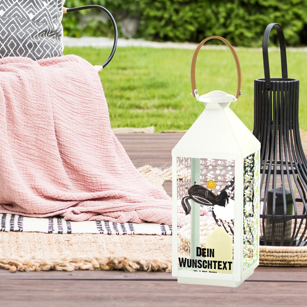 Personalisierte Deko Laterne Stinktier Ball Teelichthalter Laterne Mit Wunschname, Stellbare Laterne Mit Namen, Minimalistische Laterne Mit Namen, Landhausstil-Laterne Mit Namen, Glaslaterne Mit Wunschname, Hängelaterne Mit Namensgravur, Shabby-Chic-Laterne Mit Wunschname, Deko Laterne Mit Namen, Laternen-Set Personalisiert, Laterne Mit Blumenmotiv Und Wunschname, Terrasse-Laterne Mit Wunschnamen, Orientalische Laterne Mit Namensdruck, Innenraum-Laterne Mit Namen, Maritim-Laterne Mit Wunschname, Laterne Mit Sternenmuster Und Namen, Wetterfeste Laterne Mit Wunschname, Moderne Laterne Mit Namen, Kleine Laterne Mit Namensdruck, Spiegelglas-Laterne Mit Namensdruck, Romantische Laterne Mit Wunschname, Lichterlaterne Mit Wunschname, XXL-Laterne Mit Wunschname, Beleuchtete Laterne Mit Namen, Holzlaterne Mit Namensdruck, Laterne Mit Griff Und Wunschname, Kerzenlaterne Mit Namensdruck, Skandinavische Laterne Mit Namen, Klassische Laterne Mit Namensgravur, Gartenlaterne Personalisiert, Outdoor-Laterne Mit Wunschname, Laterne Deko Mit Namen, Motivlaterne Mit Namensgravur, Dekolaterne Mit Wunschname, Laternenwindlicht Mit Namen, Weiße Laterne Mit Wunschname, Rustikale Laterne Mit Namensgravur, Personalisierte Deko Laterne, LED-Laterne Mit Namensgravur, Hängelaterne Deko Mit Namen, Vintage-Laterne Personalisiert, Windlichtlaterne Mit Namensgravur, Metalllaterne Mit Namen, Tischlaterne Mit Wunschname, Pastellfarbene Laterne Mit Namensdruck, Lichterkettenlaterne Mit Namen, Stinktier, Skunk, Raubtier, Stinki, Stinker, Weisheit, Wildtier, verspielt