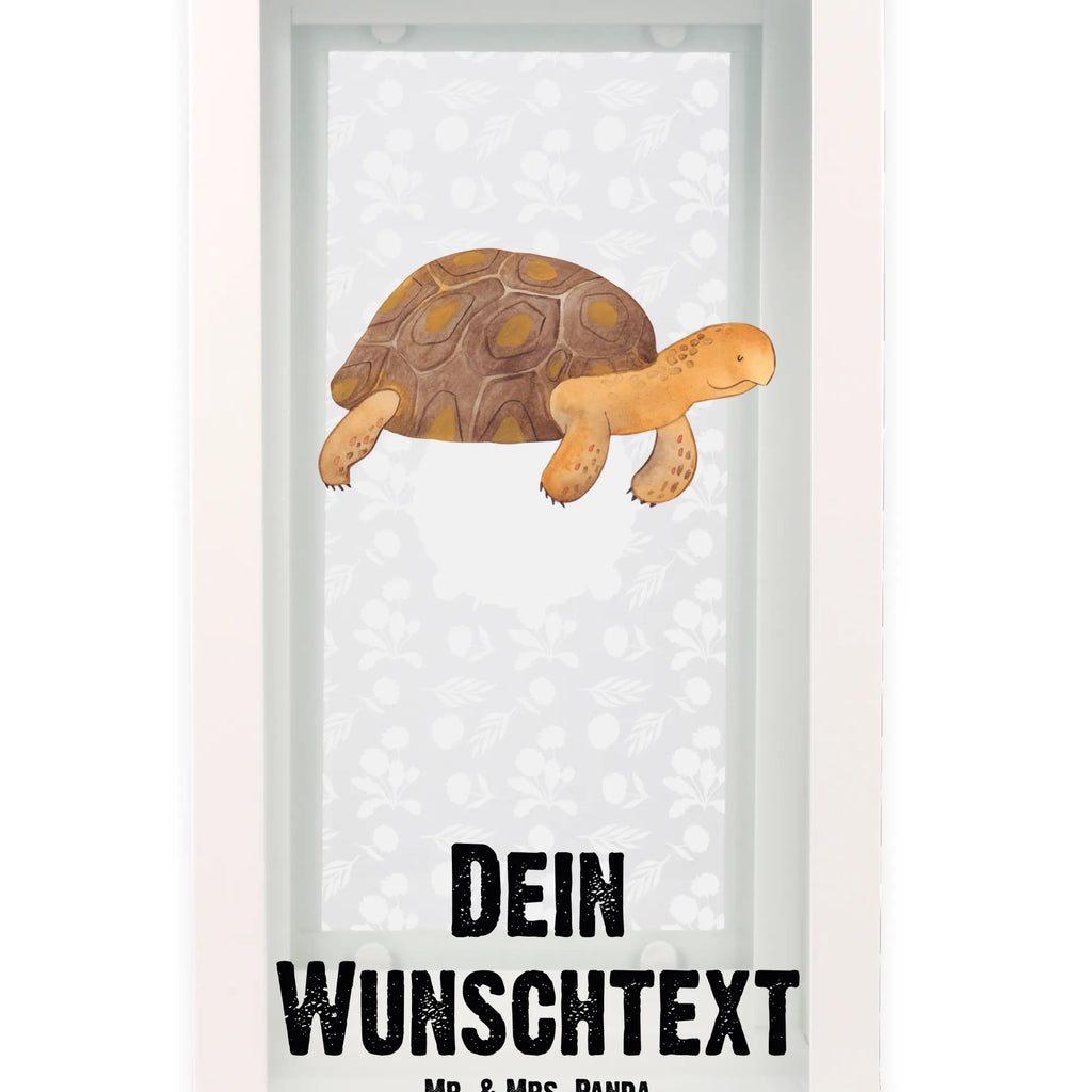 Personalisierte Deko Laterne Schildkröte marschiert Outdoor-Laterne Mit Wunschname, Moderne Laterne Mit Namen, Innenraum-Laterne Mit Namen, XXL-Laterne Mit Wunschname, Wetterfeste Laterne Mit Wunschname, Windlichtlaterne Mit Namensgravur, Maritim-Laterne Mit Wunschname, Laterne Deko Mit Namen, Spiegelglas-Laterne Mit Namensdruck, Romantische Laterne Mit Wunschname, Laterne Mit Sternenmuster Und Namen, Stellbare Laterne Mit Namen, Pastellfarbene Laterne Mit Namensdruck, Holzlaterne Mit Namensdruck, Kerzenlaterne Mit Namensdruck, Glaslaterne Mit Wunschname, Rustikale Laterne Mit Namensgravur, Skandinavische Laterne Mit Namen, Kleine Laterne Mit Namensdruck, Personalisierte Deko Laterne, Laternenwindlicht Mit Namen, Minimalistische Laterne Mit Namen, Dekolaterne Mit Wunschname, Shabby-Chic-Laterne Mit Wunschname, Deko Laterne Mit Namen, Gartenlaterne Personalisiert, Metalllaterne Mit Namen, Terrasse-Laterne Mit Wunschnamen, Lichterlaterne Mit Wunschname, Hängelaterne Deko Mit Namen, Orientalische Laterne Mit Namensdruck, Motivlaterne Mit Namensgravur, Teelichthalter Laterne Mit Wunschname, Vintage-Laterne Personalisiert, LED-Laterne Mit Namensgravur, Tischlaterne Mit Wunschname, Weiße Laterne Mit Wunschname, Laterne Mit Griff Und Wunschname, Klassische Laterne Mit Namensgravur, Lichterkettenlaterne Mit Namen, Landhausstil-Laterne Mit Namen, Hängelaterne Mit Namensgravur, Beleuchtete Laterne Mit Namen, Laterne Mit Blumenmotiv Und Wunschname, Laternen-Set Personalisiert, Meerestiere, Meer, Urlaub, Schildkröte, Schildkröten, Reiselust, Abenteuer, get lost, Inspiration, Lieblingsmensch, Motivation, Neustart
