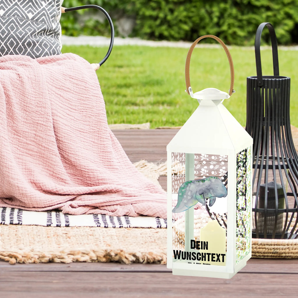 Personalisierte Deko Laterne Seekuh chillt Klassische Laterne Mit Namensgravur, Metalllaterne Mit Namen, Hängelaterne Mit Namensgravur, Deko Laterne Mit Namen, Spiegelglas-Laterne Mit Namensdruck, Orientalische Laterne Mit Namensdruck, Lichterkettenlaterne Mit Namen, Windlichtlaterne Mit Namensgravur, Personalisierte Deko Laterne, Holzlaterne Mit Namensdruck, Pastellfarbene Laterne Mit Namensdruck, Beleuchtete Laterne Mit Namen, XXL-Laterne Mit Wunschname, Metall Laterne, Wetterfeste Laterne Mit Wunschname, Innenraum-Laterne Mit Namen, Gartenlaterne Personalisiert, Windlicht, Teelichthalter Laterne Mit Wunschname, Outdoor-Laterne Mit Wunschname, Hängeleuchte, Glaslaterne Mit Wunschname, Kleine Laterne Mit Namensdruck, Landhausstil-Laterne Mit Namen, LED-Laterne Mit Namensgravur, Tischlaterne Mit Wunschname, Romantische Laterne Mit Wunschname, Deko Laterne, Laternenwindlicht Mit Namen, Vintage-Laterne Personalisiert, Rustikale Laterne Mit Namensgravur, Shabby-Chic-Laterne Mit Wunschname, Laterne Mit Blumenmotiv Und Wunschname, Kerzenlaterne Mit Namensdruck, Leuchten, Weiße Laterne Mit Wunschname, Maritim-Laterne Mit Wunschname, Laterne Deko Mit Namen, Laterne Mit Griff Und Wunschname, Terrasse-Laterne Mit Wunschnamen, Moderne Laterne Mit Namen, Minimalistische Laterne Mit Namen, Lichterlaterne Mit Wunschname, Skandinavische Laterne Mit Namen, Motivlaterne Mit Namensgravur, Laternen-Set Personalisiert, Laterne Mit Sternenmuster Und Namen, Stellbare Laterne Mit Namen, Hängelaterne Deko Mit Namen, Dekolaterne Mit Wunschname, Meer, Urlaub, Meerestiere, Seekuh, Seekühe, Zucker, Diät, Essen, Abnehmen, Diätwahn, Süßigkeiten