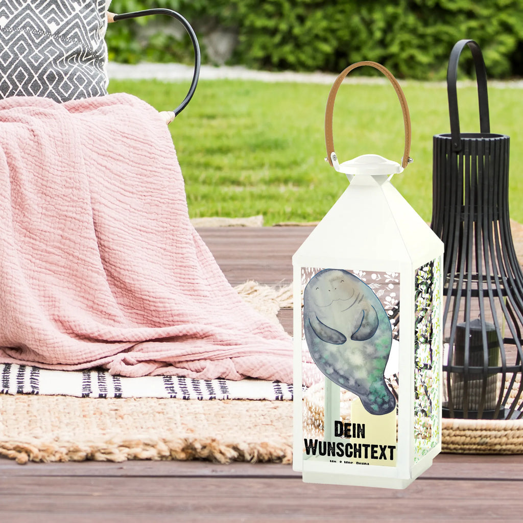 Personalisierte Deko Laterne Seekuh happy Minimalistische Laterne Mit Namen, Holzlaterne Mit Namensdruck, Innenraum-Laterne Mit Namen, Hängelaterne Mit Namensgravur, Motivlaterne Mit Namensgravur, Rustikale Laterne Mit Namensgravur, Kerzenlaterne Mit Namensdruck, Lichterlaterne Mit Wunschname, Beleuchtete Laterne Mit Namen, Weiße Laterne Mit Wunschname, Laterne Mit Blumenmotiv Und Wunschname, Tischlaterne Mit Wunschname, Vintage-Laterne Personalisiert, Lichterkettenlaterne Mit Namen, Terrasse-Laterne Mit Wunschnamen, Laterne Mit Griff Und Wunschname, Gartenlaterne Personalisiert, Pastellfarbene Laterne Mit Namensdruck, Outdoor-Laterne Mit Wunschname, Teelichthalter Laterne Mit Wunschname, Spiegelglas-Laterne Mit Namensdruck, Wetterfeste Laterne Mit Wunschname, LED-Laterne Mit Namensgravur, Dekolaterne Mit Wunschname, Laternenwindlicht Mit Namen, Laternen-Set Personalisiert, Shabby-Chic-Laterne Mit Wunschname, Stellbare Laterne Mit Namen, Klassische Laterne Mit Namensgravur, Personalisierte Deko Laterne, Laterne Deko Mit Namen, Windlichtlaterne Mit Namensgravur, Landhausstil-Laterne Mit Namen, Moderne Laterne Mit Namen, Deko Laterne Mit Namen, Orientalische Laterne Mit Namensdruck, Laterne Mit Sternenmuster Und Namen, Metalllaterne Mit Namen, XXL-Laterne Mit Wunschname, Romantische Laterne Mit Wunschname, Skandinavische Laterne Mit Namen, Kleine Laterne Mit Namensdruck, Hängelaterne Deko Mit Namen, Maritim-Laterne Mit Wunschname, Glaslaterne Mit Wunschname, Meerestiere, Meer, Urlaub, Seekuh, Zufrieden, Seekühe, Liebeskummer, Achtsamkeit, Respekt, Neustart, Selbstliebe, Freundin, Neuanfang