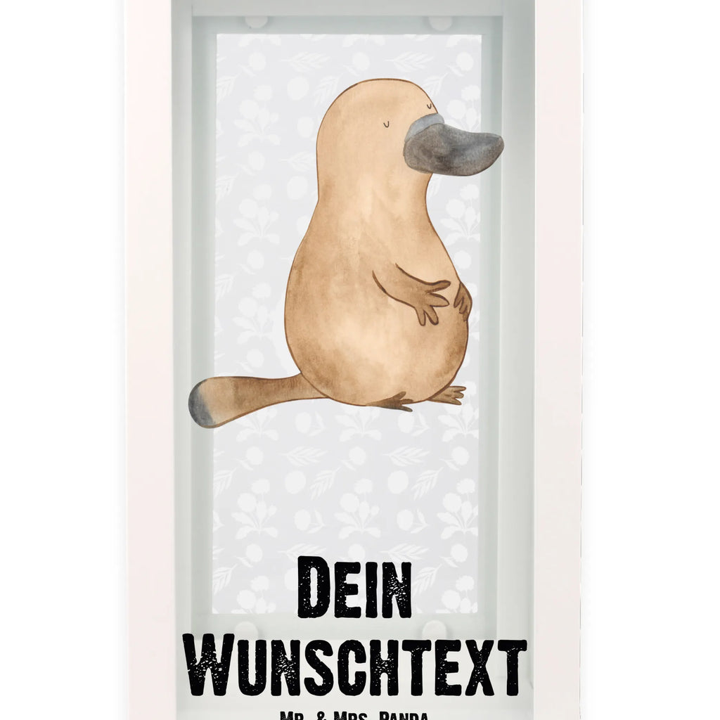 Personalisierte Deko Laterne Schnabeltier mutig Laterne Mit Griff Und Wunschname, Personalisierte Deko Laterne, Innenraum-Laterne Mit Namen, Glaslaterne Mit Wunschname, LED-Laterne Mit Namensgravur, Vintage-Laterne Personalisiert, Wetterfeste Laterne Mit Wunschname, Outdoor-Laterne Mit Wunschname, Beleuchtete Laterne Mit Namen, Gartenlaterne Personalisiert, Hängelaterne Deko Mit Namen, Laternen-Set Personalisiert, Teelichthalter Laterne Mit Wunschname, Metalllaterne Mit Namen, Kleine Laterne Mit Namensdruck, Laterne Mit Blumenmotiv Und Wunschname, Hängelaterne Mit Namensgravur, Metall Laterne, Moderne Laterne Mit Namen, Pastellfarbene Laterne Mit Namensdruck, Orientalische Laterne Mit Namensdruck, Laterne Mit Sternenmuster Und Namen, Motivlaterne Mit Namensgravur, XXL-Laterne Mit Wunschname, Romantische Laterne Mit Wunschname, Windlichtlaterne Mit Namensgravur, Landhausstil-Laterne Mit Namen, Lichterlaterne Mit Wunschname, Terrasse-Laterne Mit Wunschnamen, Leuchten, Spiegelglas-Laterne Mit Namensdruck, Laterne Deko Mit Namen, Shabby-Chic-Laterne Mit Wunschname, Klassische Laterne Mit Namensgravur, Hängeleuchte, Laternenwindlicht Mit Namen, Stellbare Laterne Mit Namen, Tischlaterne Mit Wunschname, Lichterkettenlaterne Mit Namen, Deko Laterne Mit Namen, Kerzenlaterne Mit Namensdruck, Windlicht, Skandinavische Laterne Mit Namen, Maritim-Laterne Mit Wunschname, Dekolaterne Mit Wunschname, Deko Laterne, Weiße Laterne Mit Wunschname, Rustikale Laterne Mit Namensgravur, Minimalistische Laterne Mit Namen, Holzlaterne Mit Namensdruck, Meer, Urlaub, Meerestiere, Schnabeltiere, Neuanfang, Mut, Arbeit, Motivation, Weltreise, Büro, Raodtrip, mutig, Schnabeltier, Training, Lebensweisheit, Neustart