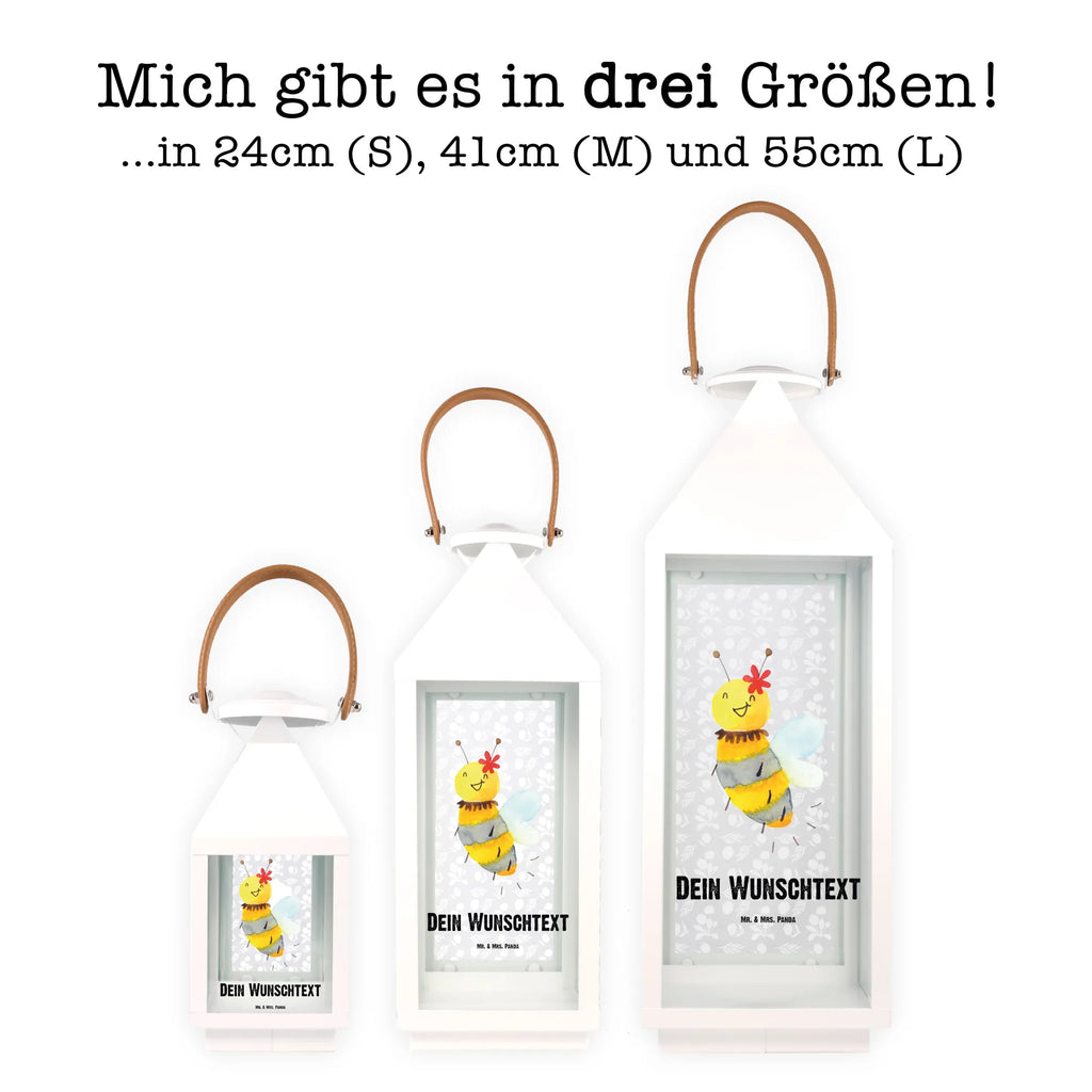 Personalisierte Deko Laterne Biene Blume Stellbare Laterne Mit Namen, Rustikale Laterne Mit Namensgravur, Hängelaterne Mit Namensgravur, Windlichtlaterne Mit Namensgravur, Wetterfeste Laterne Mit Wunschname, Moderne Laterne Mit Namen, Personalisierte Deko Laterne, Minimalistische Laterne Mit Namen, Spiegelglas-Laterne Mit Namensdruck, Skandinavische Laterne Mit Namen, Lichterlaterne Mit Wunschname, Teelichthalter Laterne Mit Wunschname, Kerzenlaterne Mit Namensdruck, Lichterkettenlaterne Mit Namen, Glaslaterne Mit Wunschname, Terrasse-Laterne Mit Wunschnamen, Pastellfarbene Laterne Mit Namensdruck, XXL-Laterne Mit Wunschname, Hängelaterne Deko Mit Namen, Laterne Mit Blumenmotiv Und Wunschname, Innenraum-Laterne Mit Namen, Romantische Laterne Mit Wunschname, Vintage-Laterne Personalisiert, Holzlaterne Mit Namensdruck, Kleine Laterne Mit Namensdruck, Gartenlaterne Personalisiert, Dekolaterne Mit Wunschname, Deko Laterne Mit Namen, Weiße Laterne Mit Wunschname, Laterne Mit Griff Und Wunschname, Motivlaterne Mit Namensgravur, Orientalische Laterne Mit Namensdruck, LED-Laterne Mit Namensgravur, Laternenwindlicht Mit Namen, Laternen-Set Personalisiert, Maritim-Laterne Mit Wunschname, Laterne Mit Sternenmuster Und Namen, Shabby-Chic-Laterne Mit Wunschname, Metalllaterne Mit Namen, Laterne Deko Mit Namen, Landhausstil-Laterne Mit Namen, Klassische Laterne Mit Namensgravur, Beleuchtete Laterne Mit Namen, Outdoor-Laterne Mit Wunschname, Tischlaterne Mit Wunschname, Biene, Wespe, Hummel