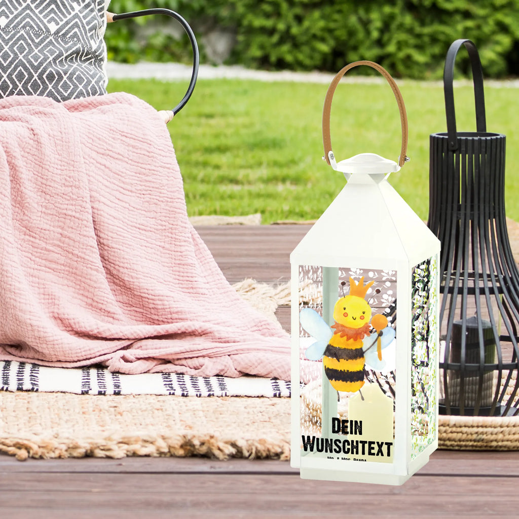 Personalisierte Deko Laterne Biene König Laterne Mit Sternenmuster Und Namen, Holzlaterne Mit Namensdruck, Motivlaterne Mit Namensgravur, Dekolaterne Mit Wunschname, Innenraum-Laterne Mit Namen, Klassische Laterne Mit Namensgravur, Deko Laterne Mit Namen, Teelichthalter Laterne Mit Wunschname, Gartenlaterne Personalisiert, Maritim-Laterne Mit Wunschname, Skandinavische Laterne Mit Namen, Stellbare Laterne Mit Namen, Laterne Mit Griff Und Wunschname, Rustikale Laterne Mit Namensgravur, Moderne Laterne Mit Namen, Weiße Laterne Mit Wunschname, Hängelaterne Mit Namensgravur, Romantische Laterne Mit Wunschname, Metalllaterne Mit Namen, LED-Laterne Mit Namensgravur, Personalisierte Deko Laterne, XXL-Laterne Mit Wunschname, Orientalische Laterne Mit Namensdruck, Laterne Deko Mit Namen, Lichterlaterne Mit Wunschname, Pastellfarbene Laterne Mit Namensdruck, Laternenwindlicht Mit Namen, Wetterfeste Laterne Mit Wunschname, Landhausstil-Laterne Mit Namen, Kerzenlaterne Mit Namensdruck, Spiegelglas-Laterne Mit Namensdruck, Lichterkettenlaterne Mit Namen, Glaslaterne Mit Wunschname, Minimalistische Laterne Mit Namen, Hängelaterne Deko Mit Namen, Kleine Laterne Mit Namensdruck, Laternen-Set Personalisiert, Shabby-Chic-Laterne Mit Wunschname, Windlichtlaterne Mit Namensgravur, Tischlaterne Mit Wunschname, Terrasse-Laterne Mit Wunschnamen, Laterne Mit Blumenmotiv Und Wunschname, Outdoor-Laterne Mit Wunschname, Beleuchtete Laterne Mit Namen, Vintage-Laterne Personalisiert, Biene, Wespe, Hummel