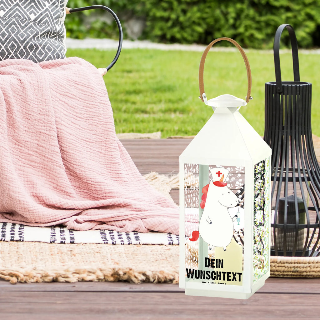 Personalisierte Deko Laterne Einhorn Krankenschwester Deko Laterne, Outdoor-Laterne Mit Wunschname, Hängelaterne Mit Namensgravur, Hängeleuchte, Landhausstil-Laterne Mit Namen, Maritim-Laterne Mit Wunschname, Lichterkettenlaterne Mit Namen, Laternenwindlicht Mit Namen, Moderne Laterne Mit Namen, Pastellfarbene Laterne Mit Namensdruck, Gartenlaterne Personalisiert, Romantische Laterne Mit Wunschname, Wetterfeste Laterne Mit Wunschname, Spiegelglas-Laterne Mit Namensdruck, Metalllaterne Mit Namen, Laterne Mit Blumenmotiv Und Wunschname, Tischlaterne Mit Wunschname, Terrasse-Laterne Mit Wunschnamen, Windlichtlaterne Mit Namensgravur, Personalisierte Deko Laterne, Stellbare Laterne Mit Namen, Weiße Laterne Mit Wunschname, Laterne Mit Sternenmuster Und Namen, Hängelaterne Deko Mit Namen, Innenraum-Laterne Mit Namen, Motivlaterne Mit Namensgravur, Rustikale Laterne Mit Namensgravur, Metall Laterne, XXL-Laterne Mit Wunschname, Shabby-Chic-Laterne Mit Wunschname, LED-Laterne Mit Namensgravur, Lichterlaterne Mit Wunschname, Dekolaterne Mit Wunschname, Leuchten, Kerzenlaterne Mit Namensdruck, Skandinavische Laterne Mit Namen, Teelichthalter Laterne Mit Wunschname, Klassische Laterne Mit Namensgravur, Vintage-Laterne Personalisiert, Laternen-Set Personalisiert, Minimalistische Laterne Mit Namen, Deko Laterne Mit Namen, Holzlaterne Mit Namensdruck, Laterne Deko Mit Namen, Beleuchtete Laterne Mit Namen, Laterne Mit Griff Und Wunschname, Windlicht, Glaslaterne Mit Wunschname, Kleine Laterne Mit Namensdruck, Orientalische Laterne Mit Namensdruck, Unicorn, Einhorn, Einhörner, Einhorn Deko, Krankenpflegerin, Krankenschwester Dankeschön, Krankenschwester Geschenk, Krankenpfleger Geschenk, Krankenhaus, Ärztin Geschenk