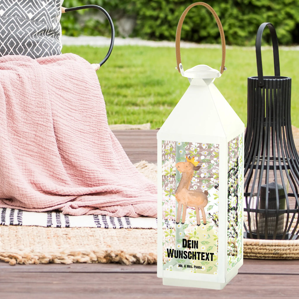 Personalisierte Deko Laterne Lama König Beleuchtete Laterne Mit Namen, Laterne Deko Mit Namen, Tischlaterne Mit Wunschname, Romantische Laterne Mit Wunschname, Lichterkettenlaterne Mit Namen, Moderne Laterne Mit Namen, Stellbare Laterne Mit Namen, Klassische Laterne Mit Namensgravur, Deko Laterne Mit Namen, Wetterfeste Laterne Mit Wunschname, Deko Laterne, Outdoor-Laterne Mit Wunschname, Kerzenlaterne Mit Namensdruck, LED-Laterne Mit Namensgravur, Personalisierte Deko Laterne, Metall Laterne, Metalllaterne Mit Namen, Minimalistische Laterne Mit Namen, Spiegelglas-Laterne Mit Namensdruck, Hängelaterne Mit Namensgravur, Landhausstil-Laterne Mit Namen, Laterne Mit Griff Und Wunschname, Windlicht, Dekolaterne Mit Wunschname, Hängeleuchte, Lichterlaterne Mit Wunschname, Vintage-Laterne Personalisiert, XXL-Laterne Mit Wunschname, Weiße Laterne Mit Wunschname, Pastellfarbene Laterne Mit Namensdruck, Laternenwindlicht Mit Namen, Holzlaterne Mit Namensdruck, Teelichthalter Laterne Mit Wunschname, Laterne Mit Blumenmotiv Und Wunschname, Hängelaterne Deko Mit Namen, Terrasse-Laterne Mit Wunschnamen, Shabby-Chic-Laterne Mit Wunschname, Leuchten, Orientalische Laterne Mit Namensdruck, Motivlaterne Mit Namensgravur, Laternen-Set Personalisiert, Skandinavische Laterne Mit Namen, Gartenlaterne Personalisiert, Laterne Mit Sternenmuster Und Namen, Maritim-Laterne Mit Wunschname, Innenraum-Laterne Mit Namen, Glaslaterne Mit Wunschname, Windlichtlaterne Mit Namensgravur, Kleine Laterne Mit Namensdruck, Rustikale Laterne Mit Namensgravur, Lama, Alpaka, Papa, Abi, Lamas, Freundin, Vorgesetzter, Mama, Chef, Büro Kollege, Königin, König, Kollegin, Abitur