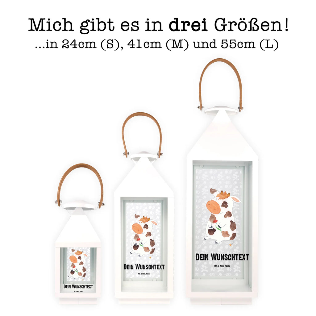 Personalisierte Deko Laterne Kuh Laternenwindlicht Mit Namen, Laterne Deko Mit Namen, Moderne Laterne Mit Namen, Outdoor-Laterne Mit Wunschname, Deko Laterne Mit Namen, Teelichthalter Laterne Mit Wunschname, Personalisierte Deko Laterne, Windlicht, XXL-Laterne Mit Wunschname, Klassische Laterne Mit Namensgravur, Rustikale Laterne Mit Namensgravur, Skandinavische Laterne Mit Namen, Hängelaterne Deko Mit Namen, Tischlaterne Mit Wunschname, Metalllaterne Mit Namen, Terrasse-Laterne Mit Wunschnamen, Minimalistische Laterne Mit Namen, Laternen-Set Personalisiert, Wetterfeste Laterne Mit Wunschname, Lichterkettenlaterne Mit Namen, Spiegelglas-Laterne Mit Namensdruck, Glaslaterne Mit Wunschname, Maritim-Laterne Mit Wunschname, Weiße Laterne Mit Wunschname, Laterne Mit Sternenmuster Und Namen, Stellbare Laterne Mit Namen, Holzlaterne Mit Namensdruck, Landhausstil-Laterne Mit Namen, Hängeleuchte, Gartenlaterne Personalisiert, Windlichtlaterne Mit Namensgravur, LED-Laterne Mit Namensgravur, Romantische Laterne Mit Wunschname, Kerzenlaterne Mit Namensdruck, Laterne Mit Blumenmotiv Und Wunschname, Metall Laterne, Deko Laterne, Lichterlaterne Mit Wunschname, Orientalische Laterne Mit Namensdruck, Beleuchtete Laterne Mit Namen, Kleine Laterne Mit Namensdruck, Shabby-Chic-Laterne Mit Wunschname, Leuchten, Hängelaterne Mit Namensgravur, Motivlaterne Mit Namensgravur, Laterne Mit Griff Und Wunschname, Dekolaterne Mit Wunschname, Vintage-Laterne Personalisiert, Innenraum-Laterne Mit Namen, Pastellfarbene Laterne Mit Namensdruck, Bauernhof, Hoftiere, Landwirt, Landwirtin, Milch, Spruch, Kuh, Hof, Motivtion, Magie, Flausen, Träume, Milchkuh, Kühe